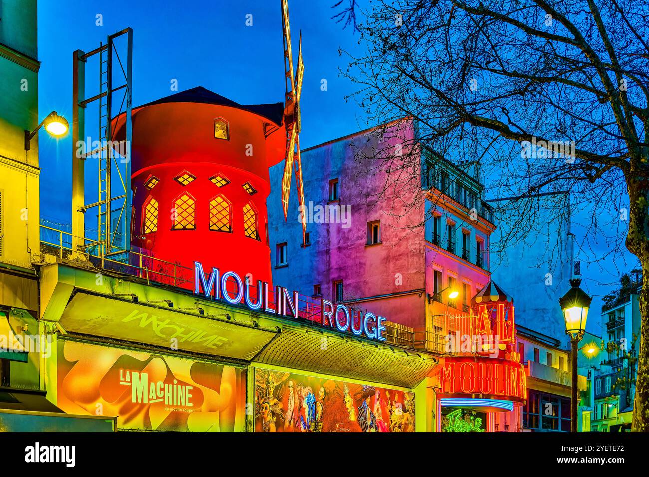 Parigi, Prance, 19 marzo 2024: Mill Moulin Rouge. Magnifica e splendida Parigi all'inizio della primavera. Foto Stock