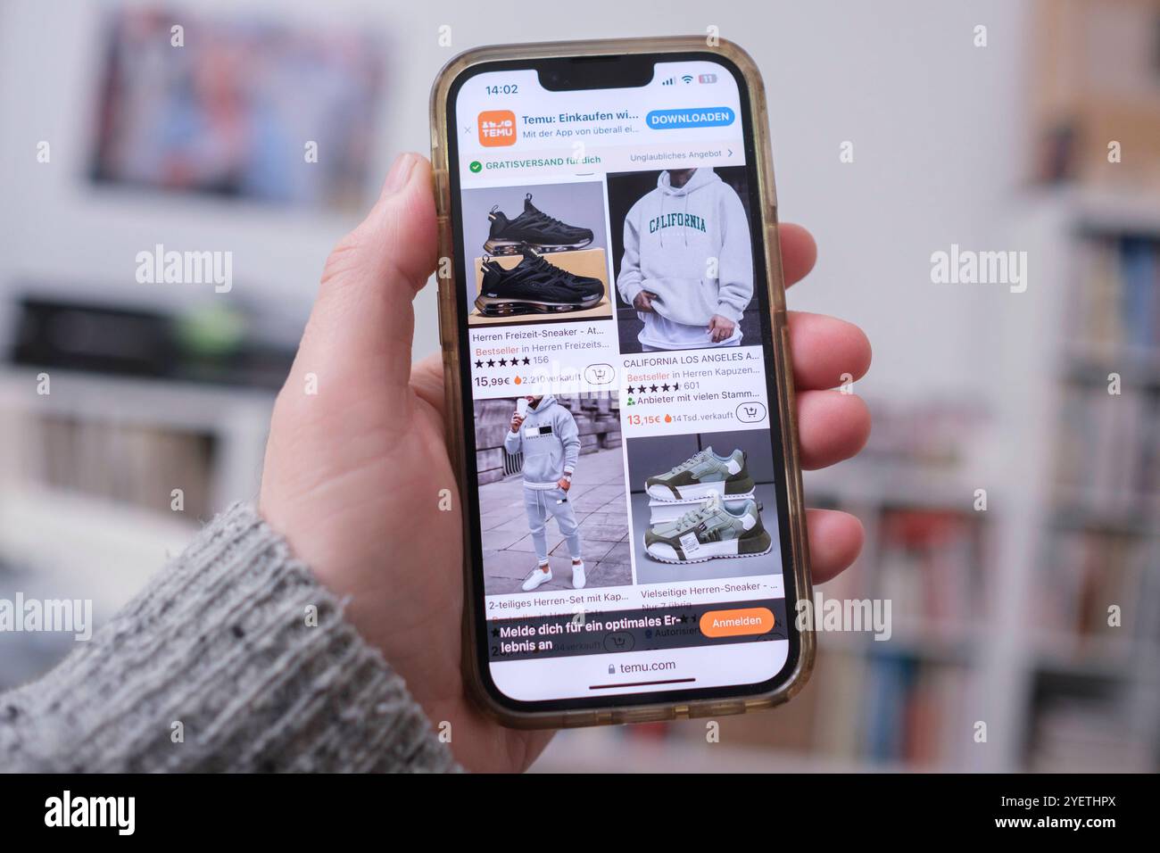 Hand hält Mobiltelefon auf der die Website des chinesischen Unternehmens Temu zu sehen ist *** mano che tiene in mano un telefono cellulare che mostra il sito web della società cinese Temu Nordrhein-Westfalen Deutschland, Germania GMS17945 Foto Stock