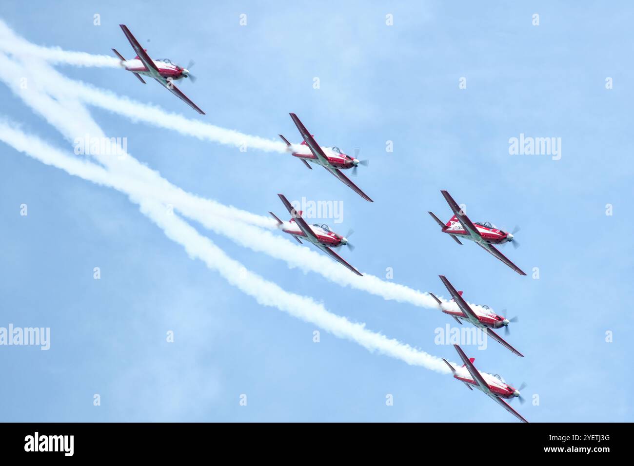 Il Jupiter Aerobatic Team dell'aeronautica indonesiana si esibisce durante il Singapore Airshow 2024 Foto Stock