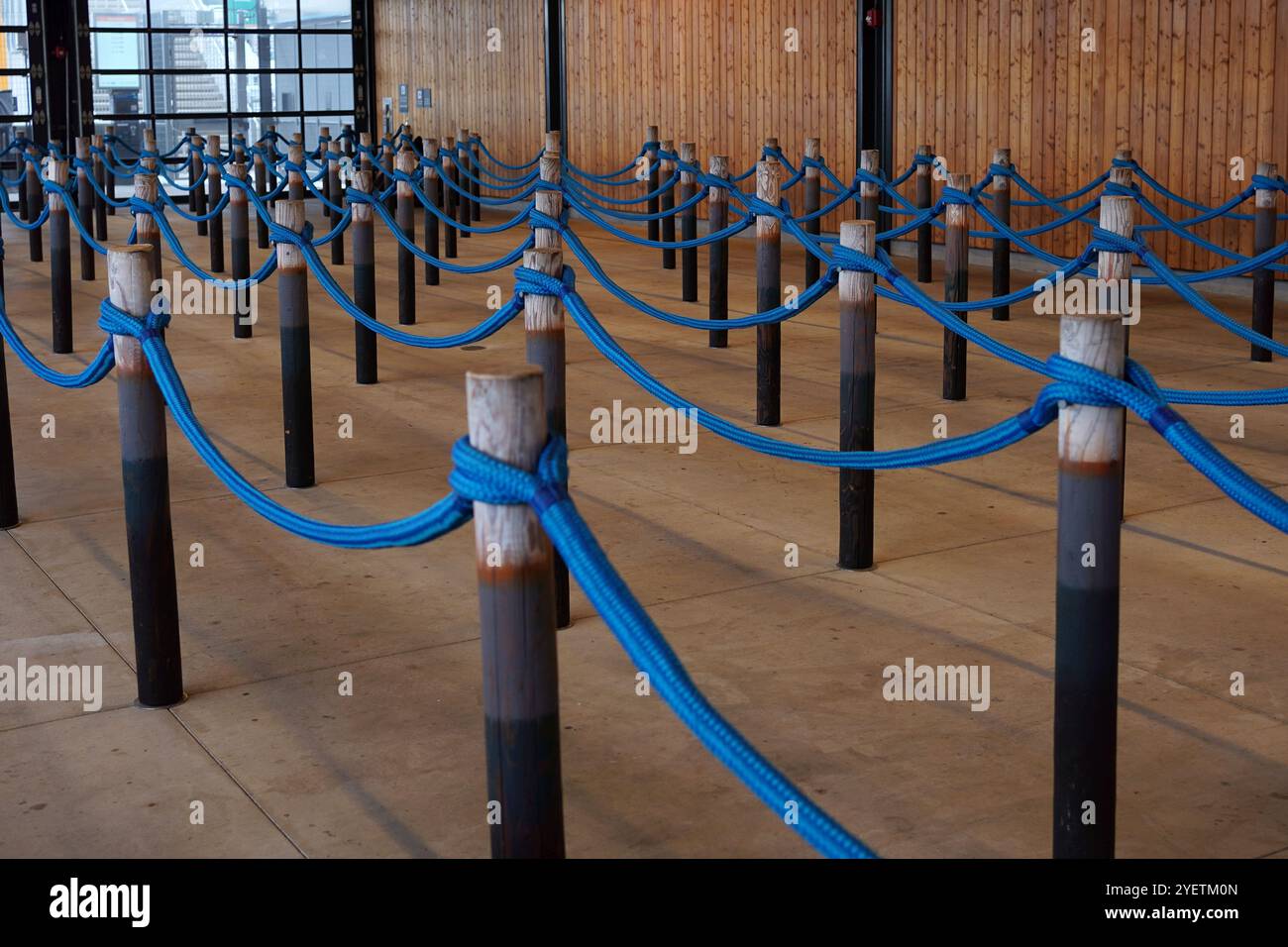 Posti e funi di ormeggio nel terminal dei traghetti di Seattle, Washington, Stati Uniti Foto Stock