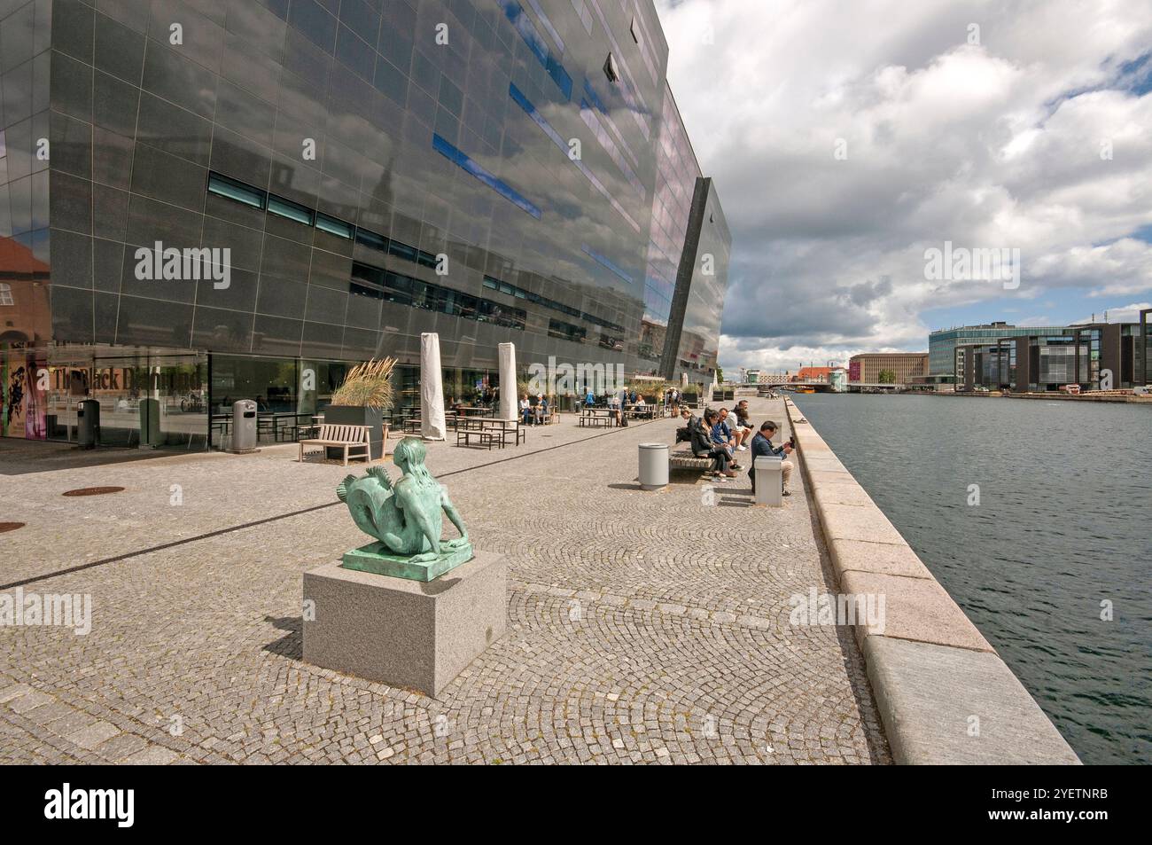 Diamante Nero, estensione alla Biblioteca reale danese, con statua in bronzo della Sirenetta della danese Anne Marie Carl Nielsen (1863-1945), Copenaghen, Danimarca Foto Stock