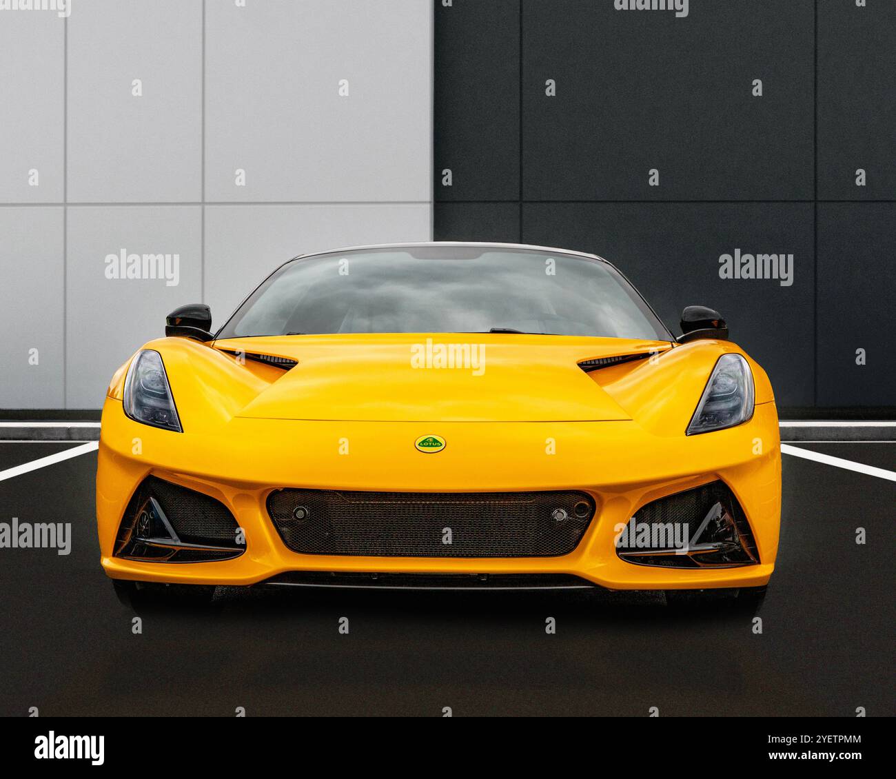 Testa ad angolo basso sull'immagine di un Lotus Emira giallo Foto Stock