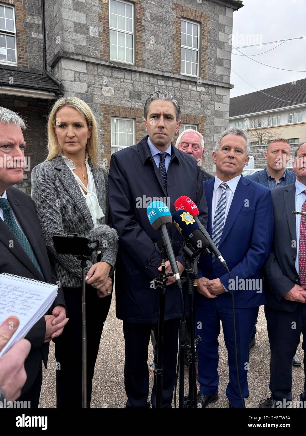Il Taoiseach Simon Harris, con il Ministro della giustizia Helen McEntee e il Ministro di Stato Sean Fleming, parlando ai media di Portlaoise, Contea di Laois, dove è iniziato il lavoro per una nuova sede della Divisional Garda per l'area Laois-Offaly. E' importante che le persone "non giocino politica” con una legislazione che proibirebbe le importazioni da insediamenti israeliani illegali in terra palestinese, ha detto il . Data foto: Venerdì 1 novembre 2024. Foto Stock