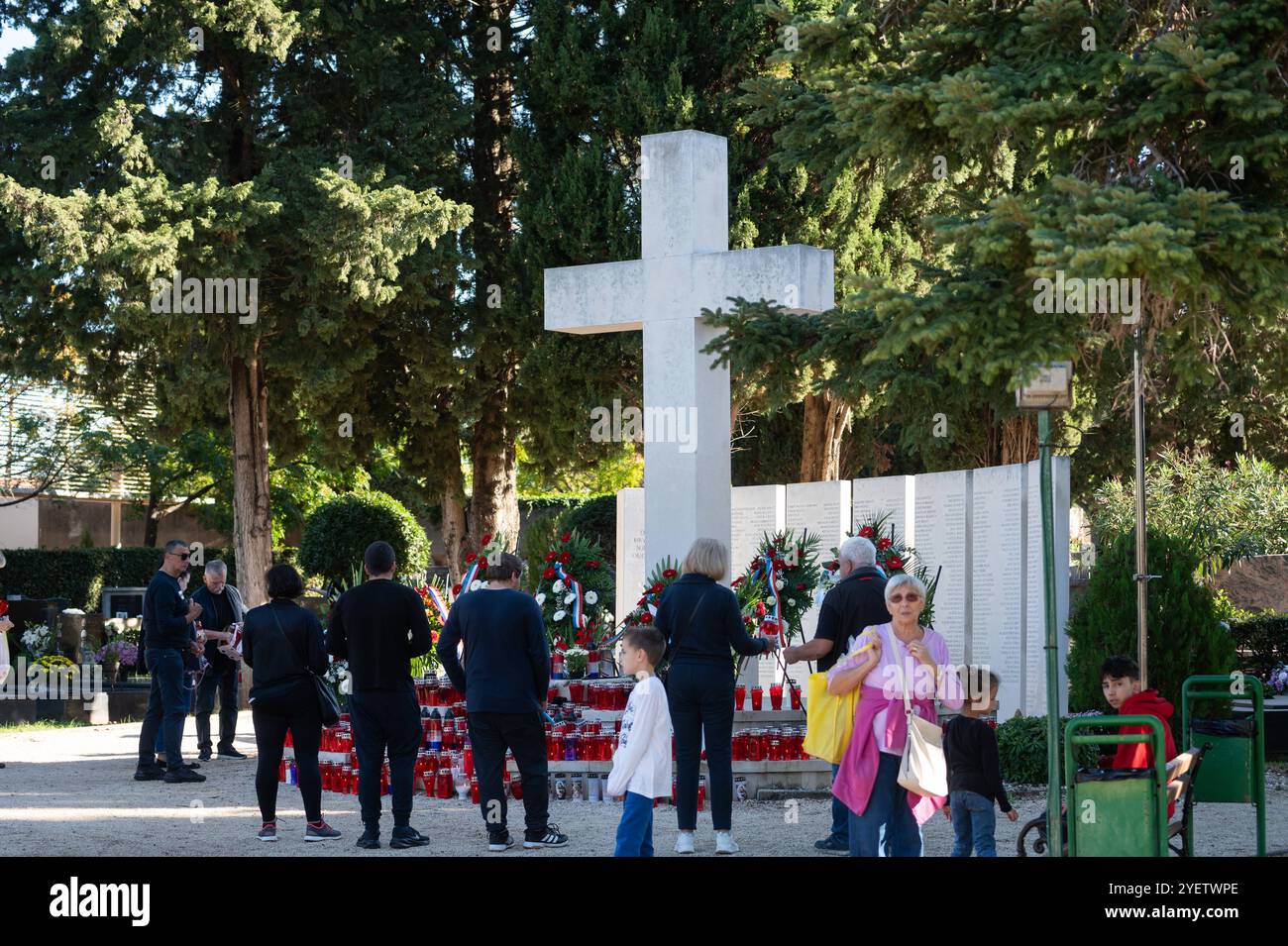 Croazia, Zara, 011124. La gente di Zara ha visitato gli ultimi luoghi di riposo dei propri cari nel cimitero cittadino il giorno di Ognissanti. Foto: Luka Gerlanc / CROPIX Zadar Copyright: XCROPIXxLukaxGerlancx zadar svi sveti012-011124 Foto Stock