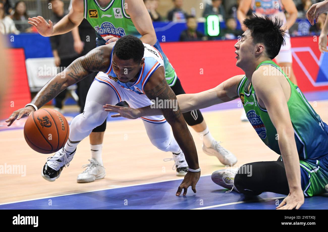 Tianjin. 1 novembre 2024. Quentin Peterson (L) degli Xinjiang Flying Tigers vies con Du Bochao dei Tianjin Pioneers durante una partita nella stagione 2024-2025 della Chinese Basketball Association (CBA) League a Tianjin, Cina, 1 novembre 2024. Crediti: Sun Fanyue/Xinhua/Alamy Live News Foto Stock