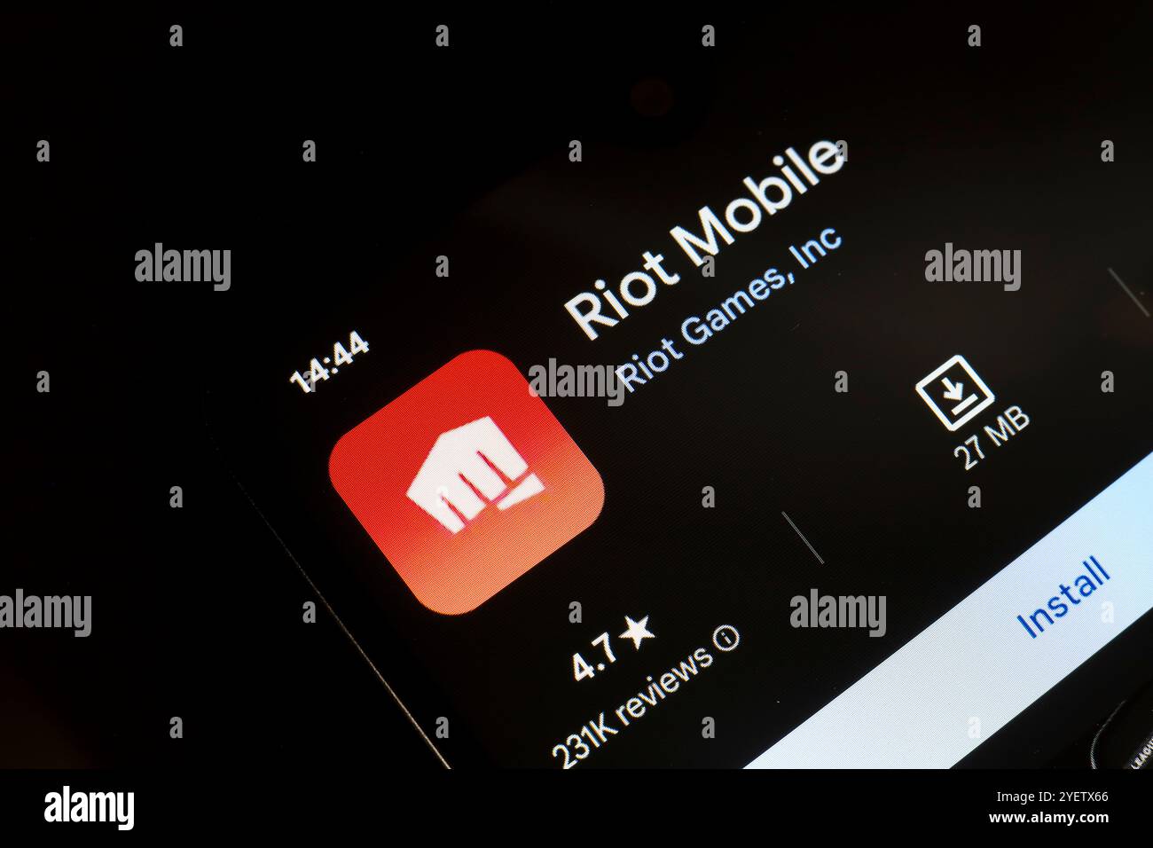 1° novembre 2024, Brasile. In questa immagine, il logo dell'app Riot Mobile viene visualizzato sullo schermo di uno smartphone Foto Stock