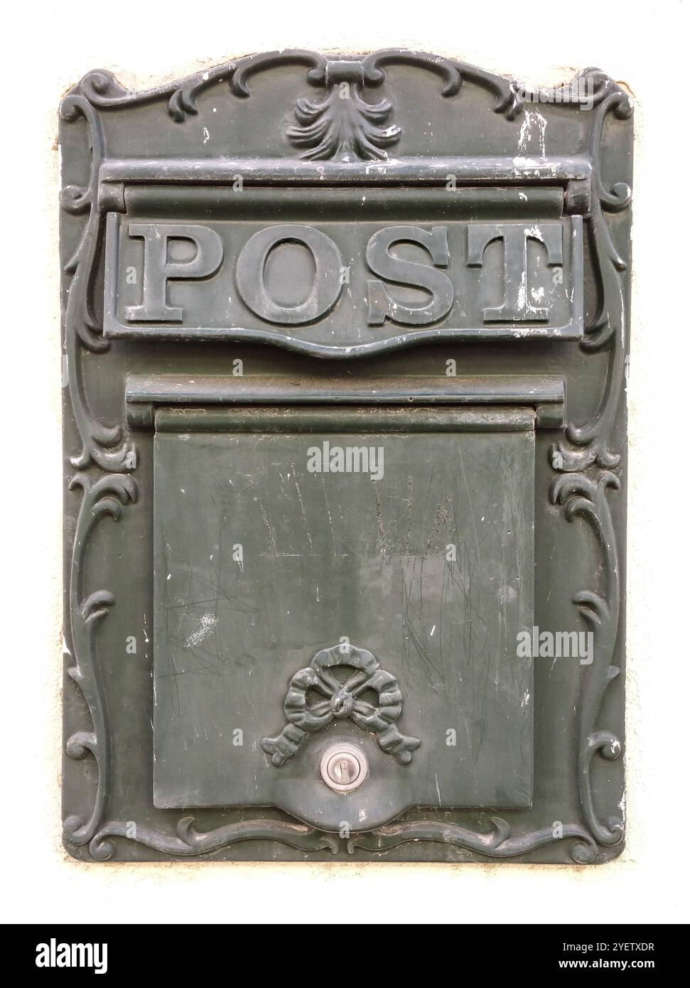 Vecchia cassetta postale in metallo con didascalia PER POSTA in un look vintage Foto Stock Vecchia cassetta postale in metallo con didascalia PER POSTA in un look vintage Foto Stock