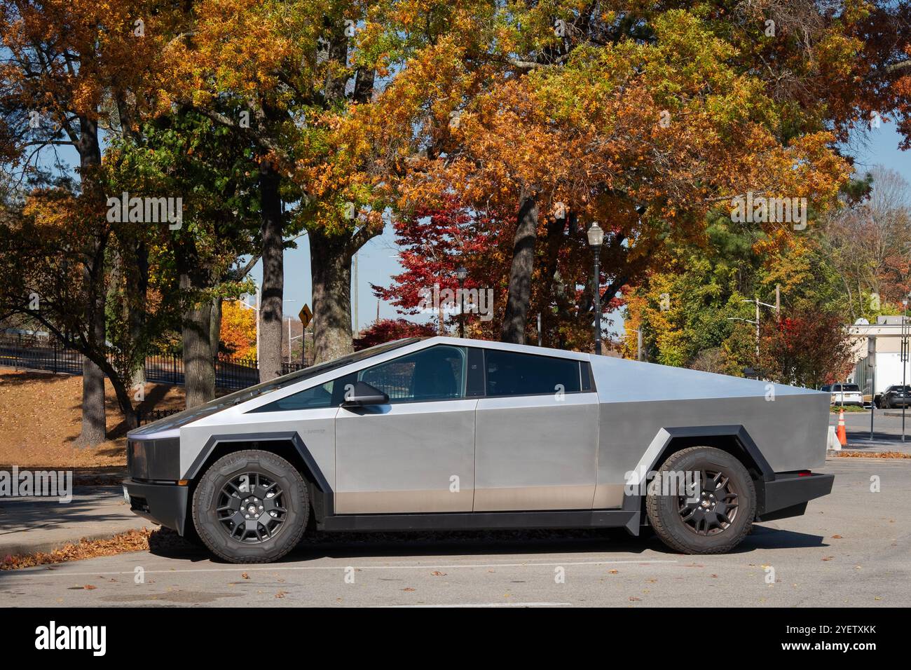 Un Cybertruck Tesla del 2024 fotografato in autunno davanti a alberi colorati. A Mount Kisco, Westchester, New York. Foto Stock