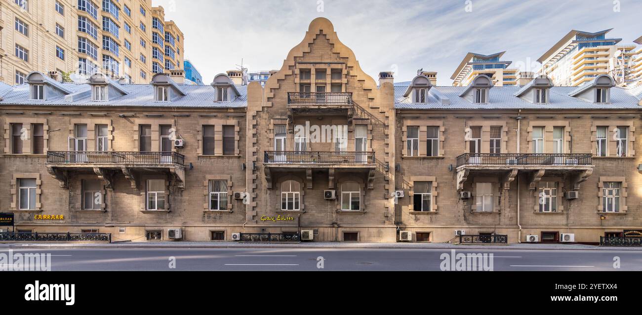Baku, Azerbaigian - 10 maggio 2024: Il viale Neftchilar presenta splendidi stili architettonici russi, con facciate intricate e balconi dettagliati, adagiati su un moderno skyline di Baku Foto Stock