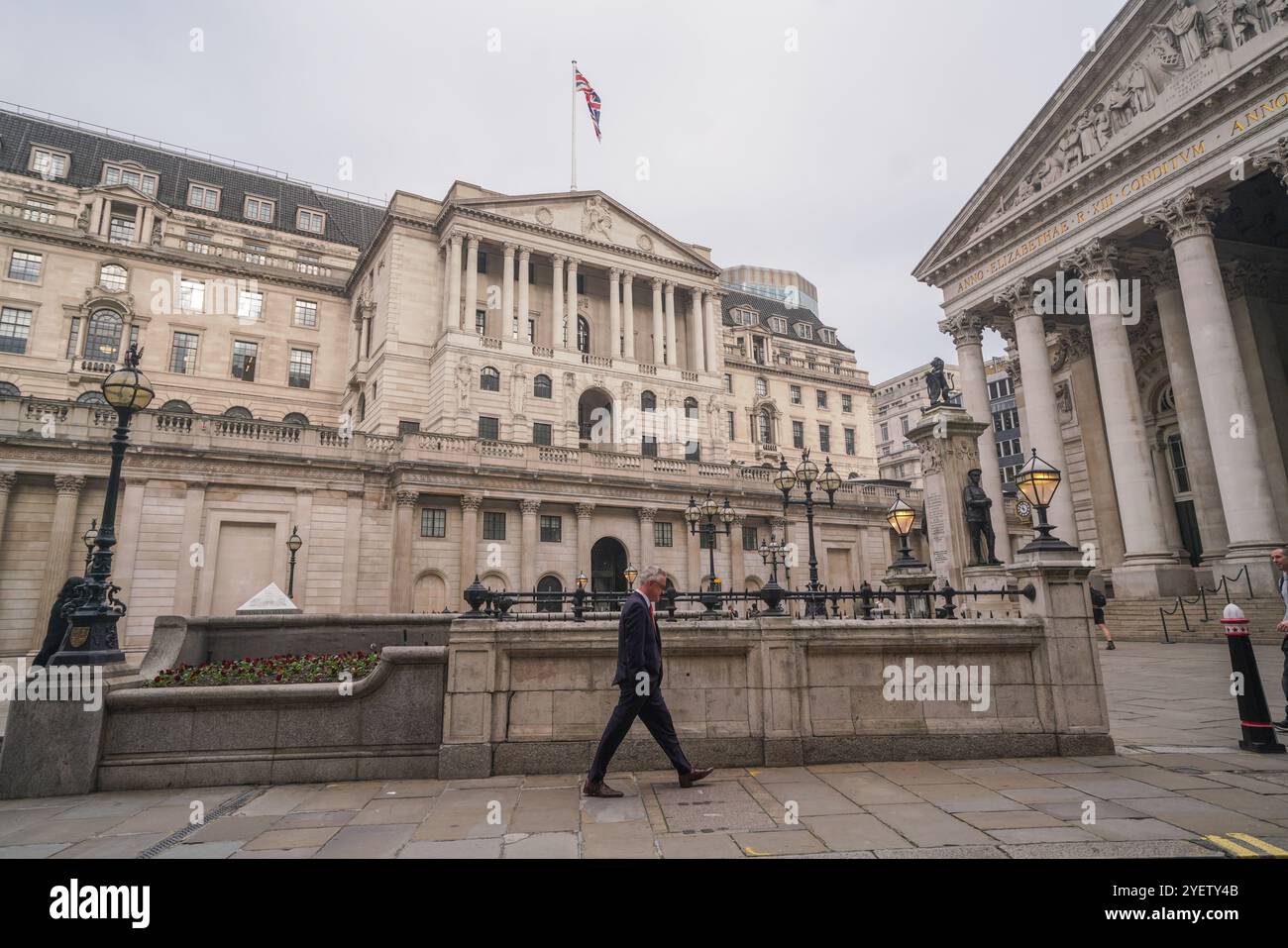 Londra, Regno Unito. 1 novembre 2024 Una vista della Banca d'Inghilterra in via Threadneedle. La sterlina britannica ha subito il più grande calo in 18 mesi dopo che i costi di prestito del Regno Unito erano saliti a 40 miliardi di sterline nel bilancio autunnale annunciato dal Cancelliere Rachel Reeves su Wednesday Credit. Amer Ghazzal/Alamy Live News Foto Stock