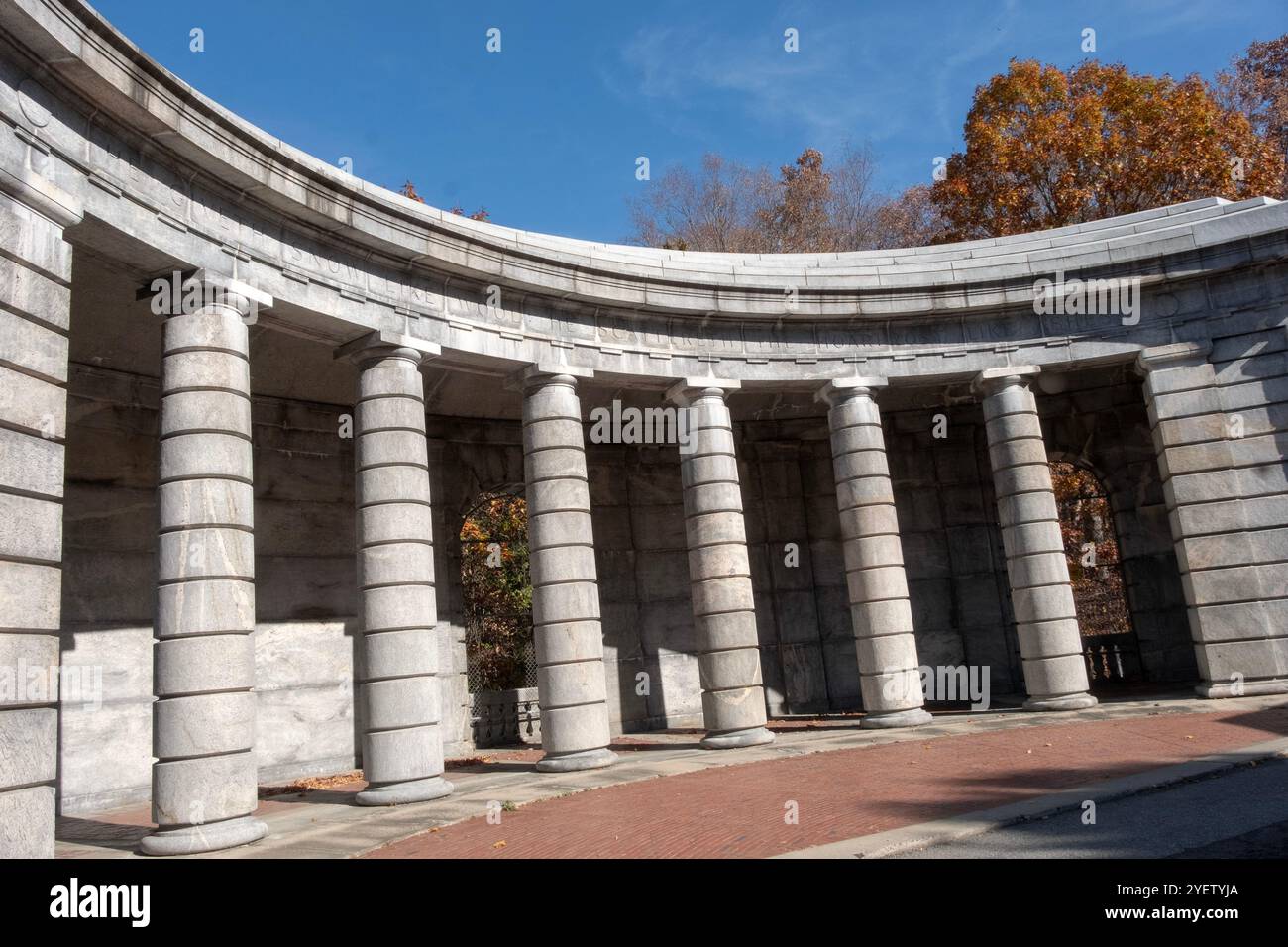 Una citazione del Salmo 147 agli archi all'estremità sud del passaggio pedonale in cima alla diga di Kensico a Valhalla, Westchester, New York. Foto Stock