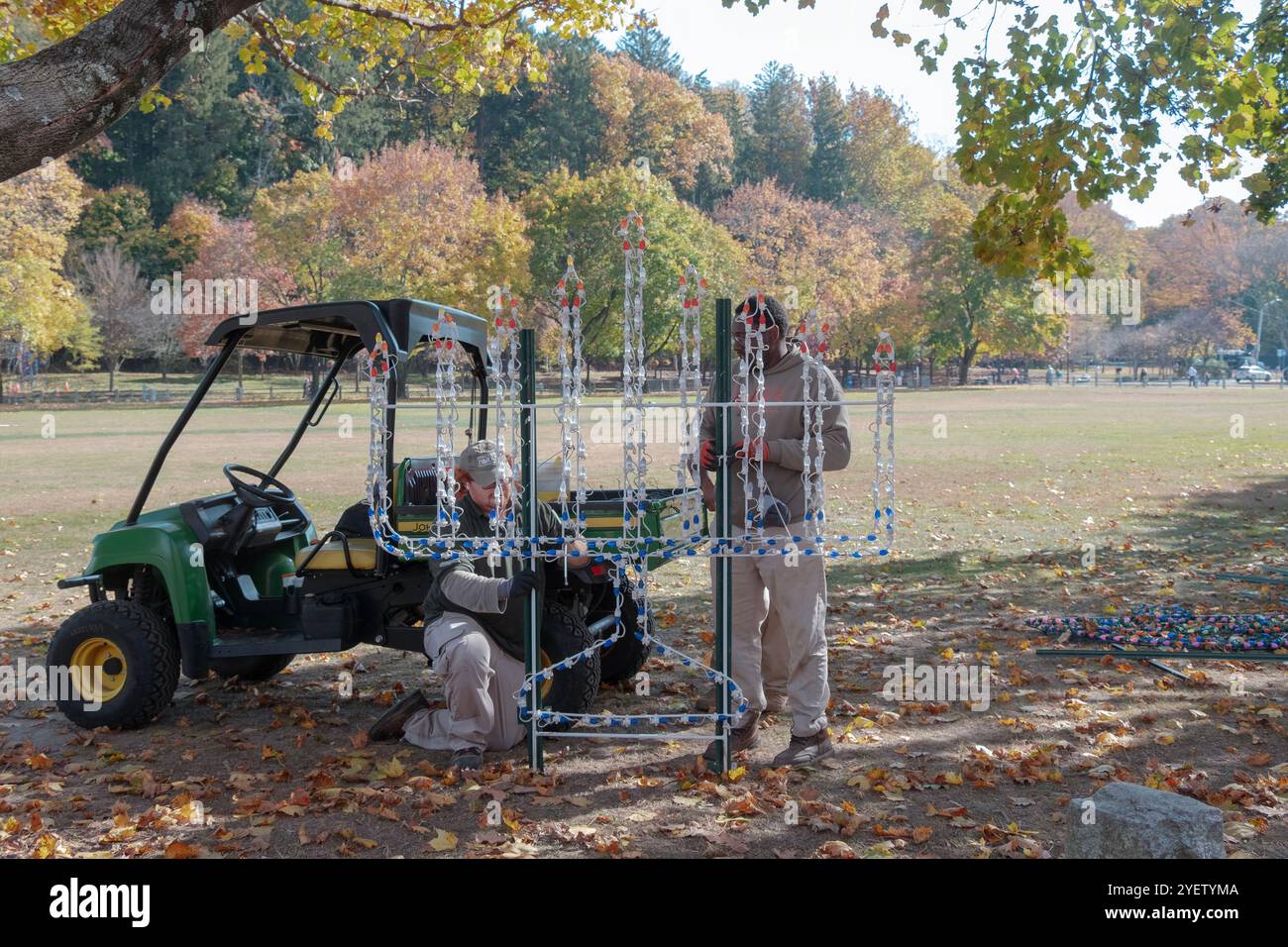 Tre non ebrei del Westchester Park Rangers preparano una Menorah Chanukkah da esporre a Kensico Dam Plaza durante le festività del 2024. Foto Stock