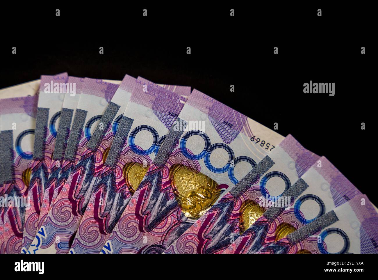 Almaty, Kazakistan - 1 novembre 2024: Nuove banconote da tenge sono state sventate. Denaro contante Foto Stock