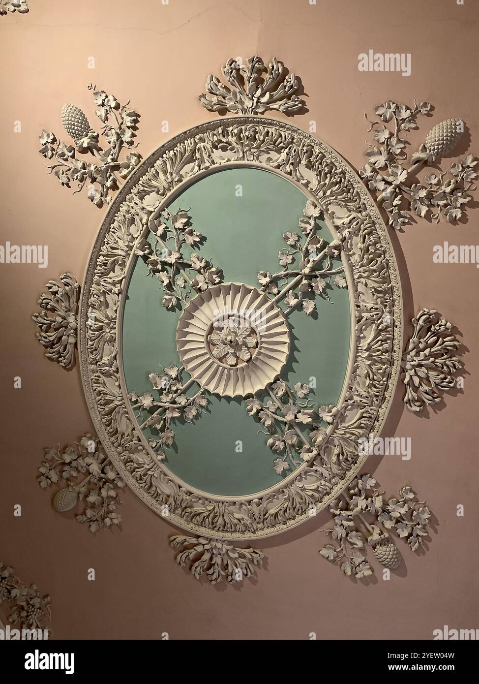 Osterley House, National Trust, Isleworth, Regno Unito. 31 ottobre 2024. La sala da pranzo nella splendida Osterley House a Osterley Park a Isleworth, West London, Regno Unito, di proprietà del National Trust. La casa di Osterley Park fu trasformata dall'architetto Robert Adam per la famiglia Child durante la fine del XVIII secolo, trasformandola in una casa di festa alla moda adatta per intrattenere clienti bancari, amici e familiari. La villa neoclassica di Osterley Park era originariamente una casa Tudor costruita nel 1570 da Sir Thomas Gresham. La casa fu successivamente acquistata dal ricco banchiere Sir Francis Child i Foto Stock