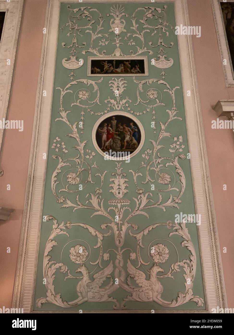 Osterley House, National Trust, Isleworth, Regno Unito. 31 ottobre 2024. La sala da pranzo nella splendida Osterley House a Osterley Park a Isleworth, West London, Regno Unito, di proprietà del National Trust. La casa di Osterley Park fu trasformata dall'architetto Robert Adam per la famiglia Child durante la fine del XVIII secolo, trasformandola in una casa di festa alla moda adatta per intrattenere clienti bancari, amici e familiari. La villa neoclassica di Osterley Park era originariamente una casa Tudor costruita nel 1570 da Sir Thomas Gresham. La casa fu successivamente acquistata dal ricco banchiere Sir Francis Child i Foto Stock