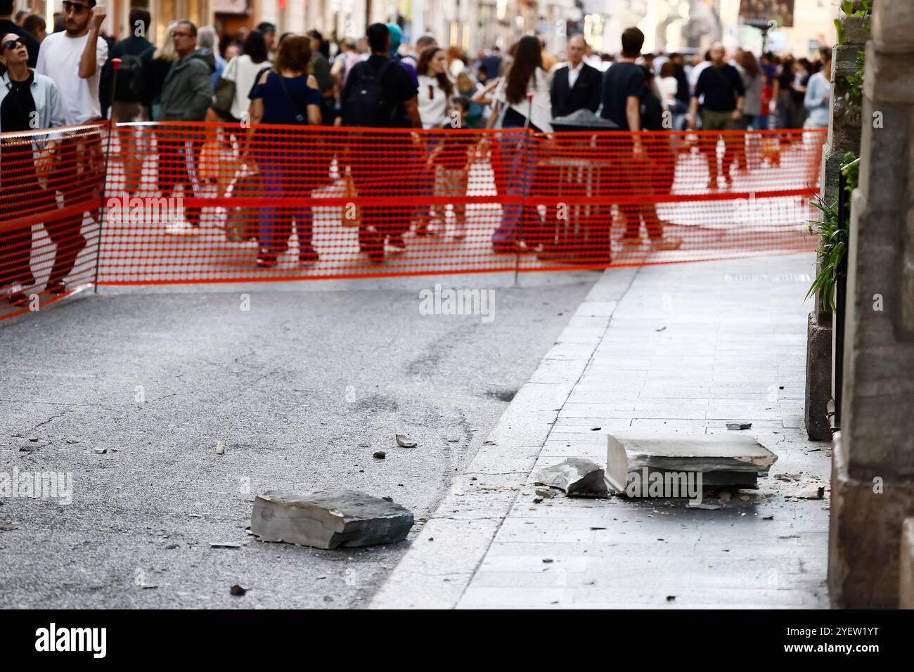 Roma, Italia. 1 novembre 2024. Un grosso pezzo di cornicione cade in via del corso affollata di turisti dalla Chiesa del Sacro nome di Ges&#xf9; e Maria &#x2014; Roma, Italia - Venerd&#xec; 01 novembre 2024 - Cronaca - (foto di Cecilia Fabiano/LaPresse) Un grande pezzo di marmo cade in via del corso affollato di turisti dalla Chiesa del Sacro nome di Gesù e Maria Presse - foto di Presse 2024 novembre 31 Foto Stock