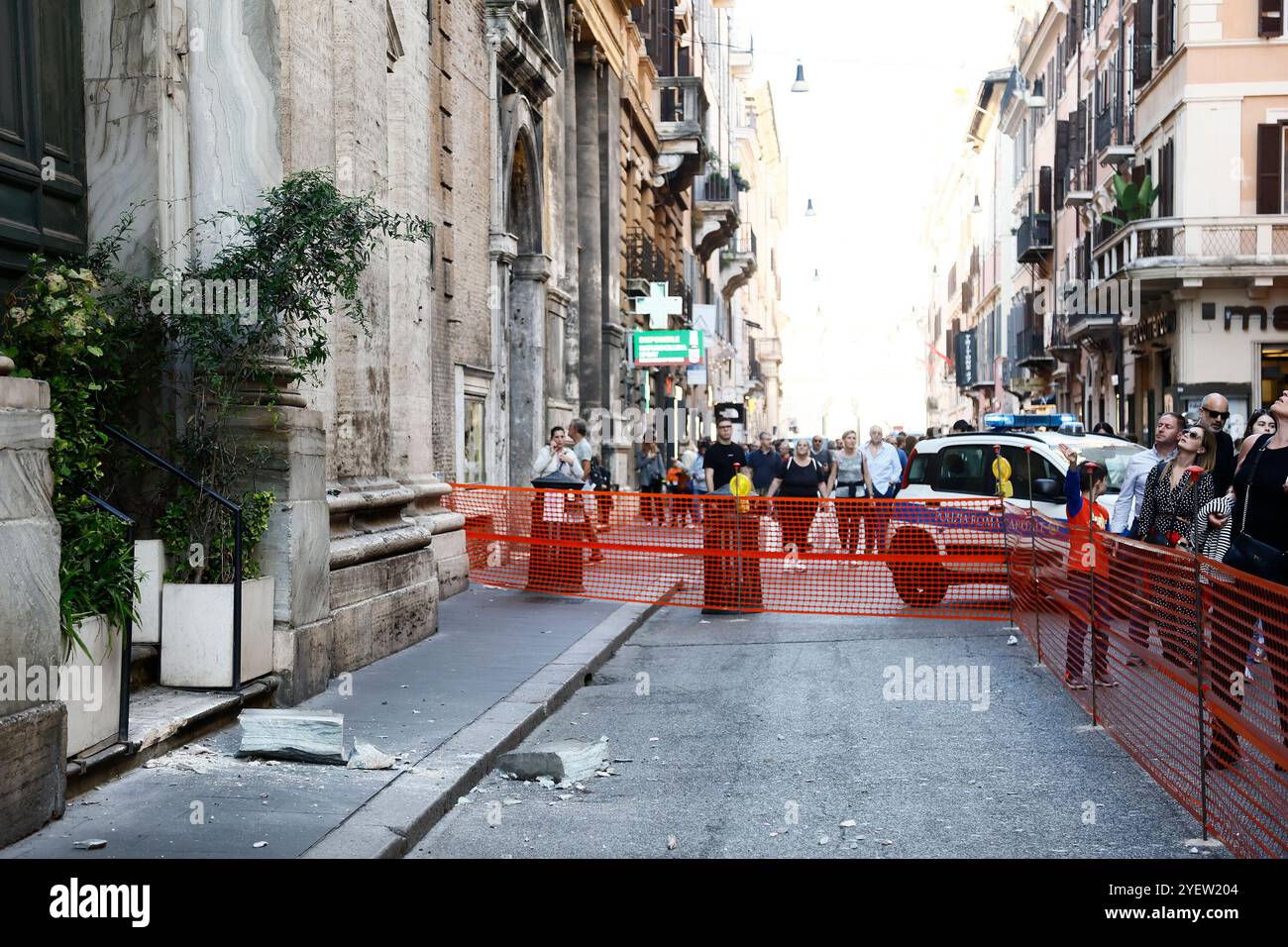 Roma, Italia. 1 novembre 2024. Un grosso pezzo di cornicione cade in via del corso affollata di turisti dalla Chiesa del Sacro nome di Ges&#xf9; e Maria &#x2014; Roma, Italia - Venerd&#xec; 01 novembre 2024 - Cronaca - (foto di Cecilia Fabiano/LaPresse) Un grande pezzo di marmo cade in via del corso affollato di turisti dalla Chiesa del Sacro nome di Gesù e Maria Presse - foto di Presse 2024 novembre 31 Foto Stock