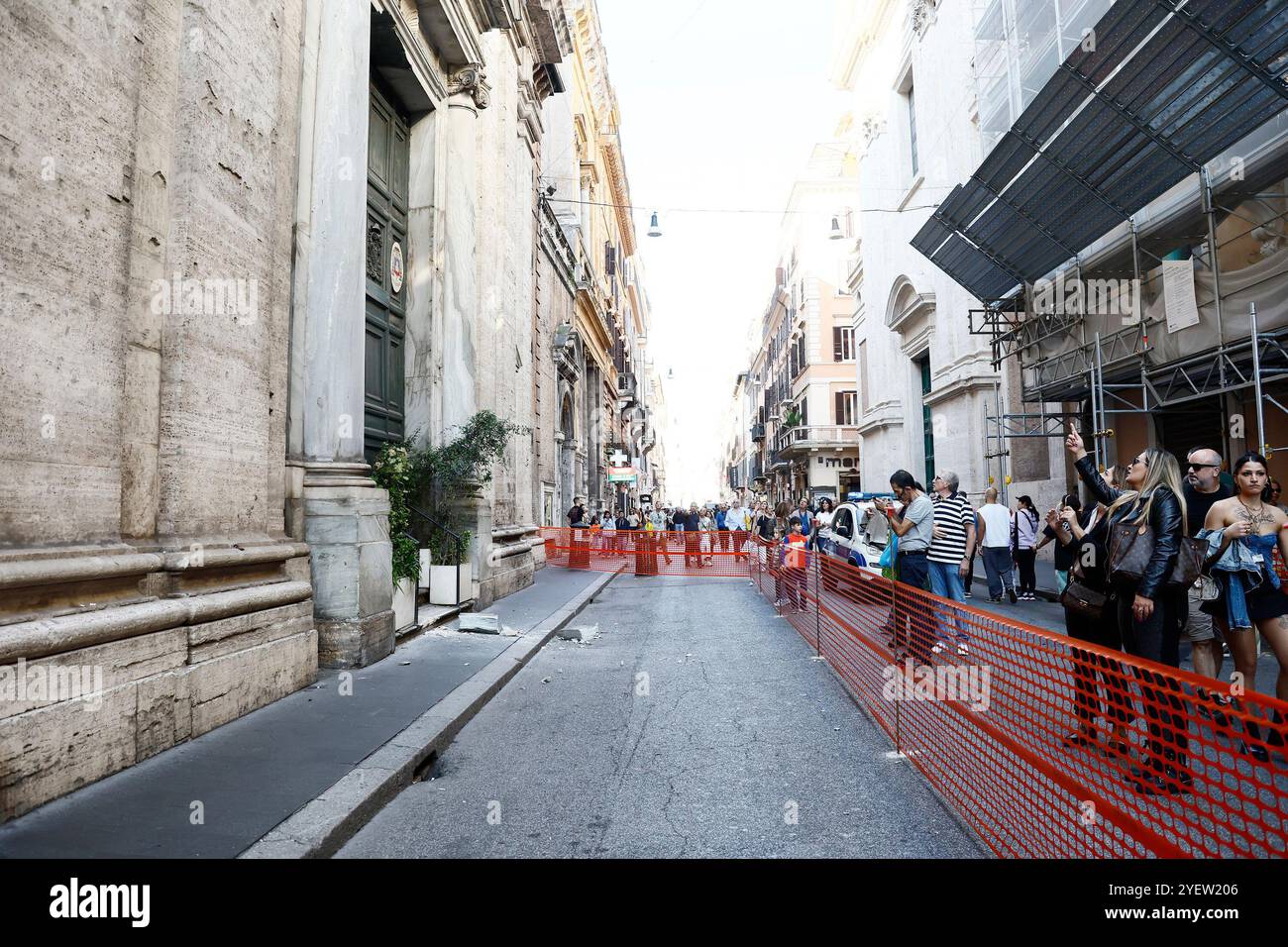 Roma, Italia. 1 novembre 2024. Un grosso pezzo di cornicione cade in via del corso affollata di turisti dalla Chiesa del Sacro nome di Ges&#xf9; e Maria &#x2014; Roma, Italia - Venerd&#xec; 01 novembre 2024 - Cronaca - (foto di Cecilia Fabiano/LaPresse) Un grande pezzo di marmo cade in via del corso affollato di turisti dalla Chiesa del Sacro nome di Gesù e Maria Presse - foto di Presse 2024 novembre 31 Foto Stock