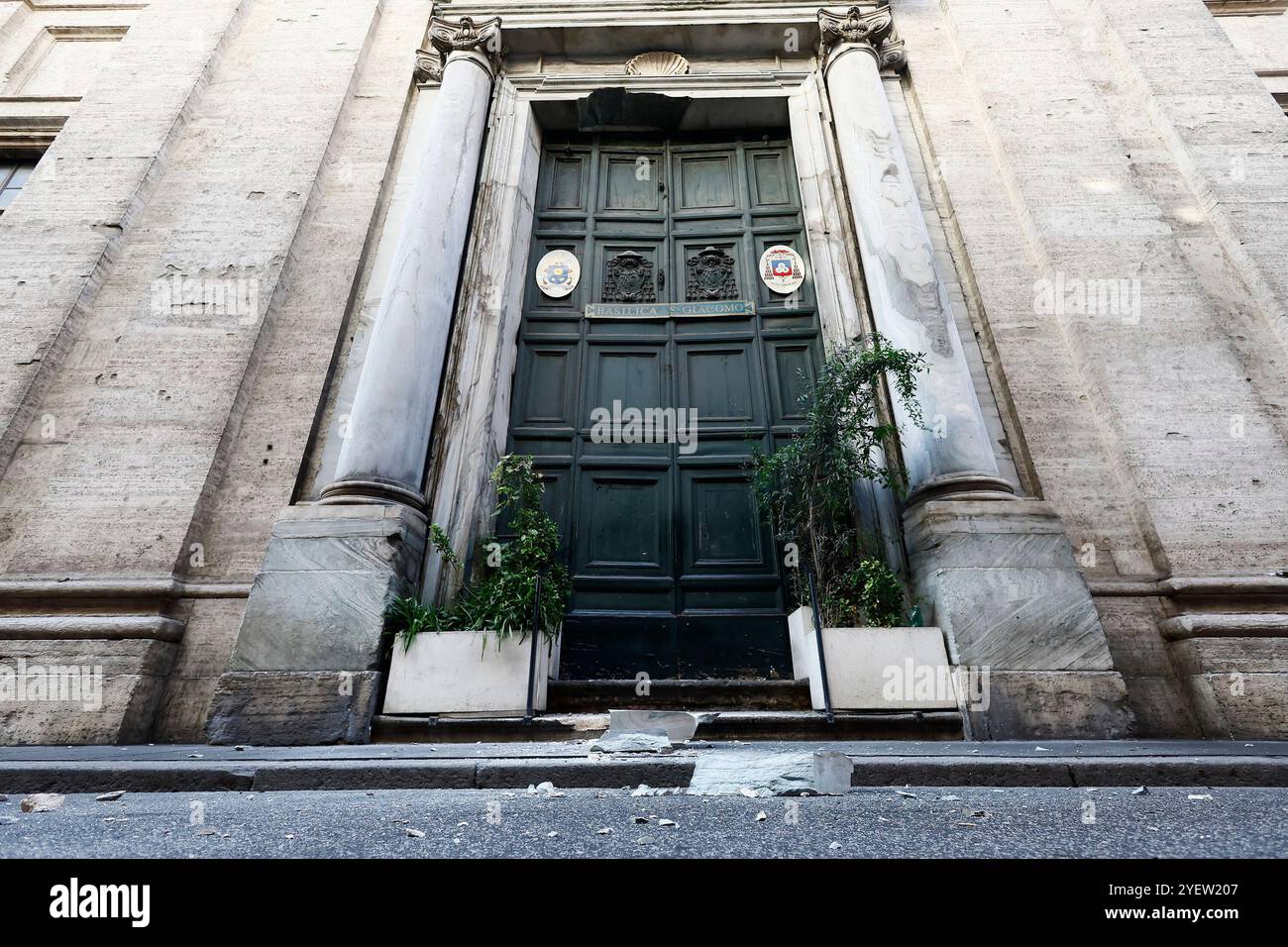Roma, Italia. 1 novembre 2024. Un grosso pezzo di cornicione cade in via del corso affollata di turisti dalla Chiesa del Sacro nome di Ges&#xf9; e Maria &#x2014; Roma, Italia - Venerd&#xec; 01 novembre 2024 - Cronaca - (foto di Cecilia Fabiano/LaPresse) Un grande pezzo di marmo cade in via del corso affollato di turisti dalla Chiesa del Sacro nome di Gesù e Maria Presse - foto di Presse 2024 novembre 31 Foto Stock