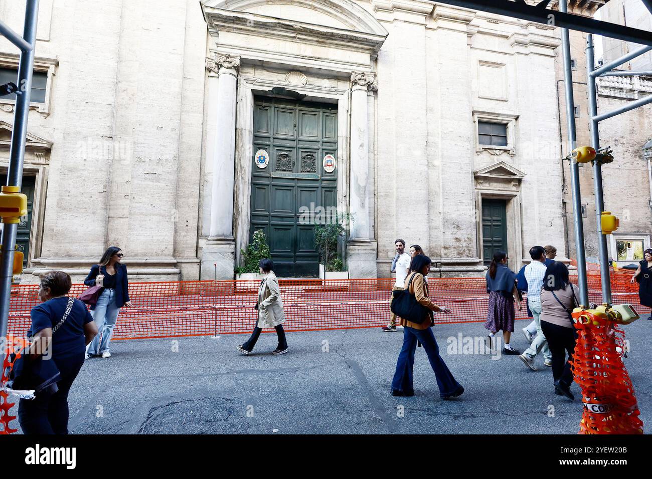 Roma, Italia. 1 novembre 2024. Un grosso pezzo di cornicione cade in via del corso affollata di turisti dalla Chiesa del Sacro nome di Ges&#xf9; e Maria &#x2014; Roma, Italia - Venerd&#xec; 01 novembre 2024 - Cronaca - (foto di Cecilia Fabiano/LaPresse) Un grande pezzo di marmo cade in via del corso affollato di turisti dalla Chiesa del Sacro nome di Gesù e Maria Presse - foto di Presse 2024 novembre 31 Foto Stock