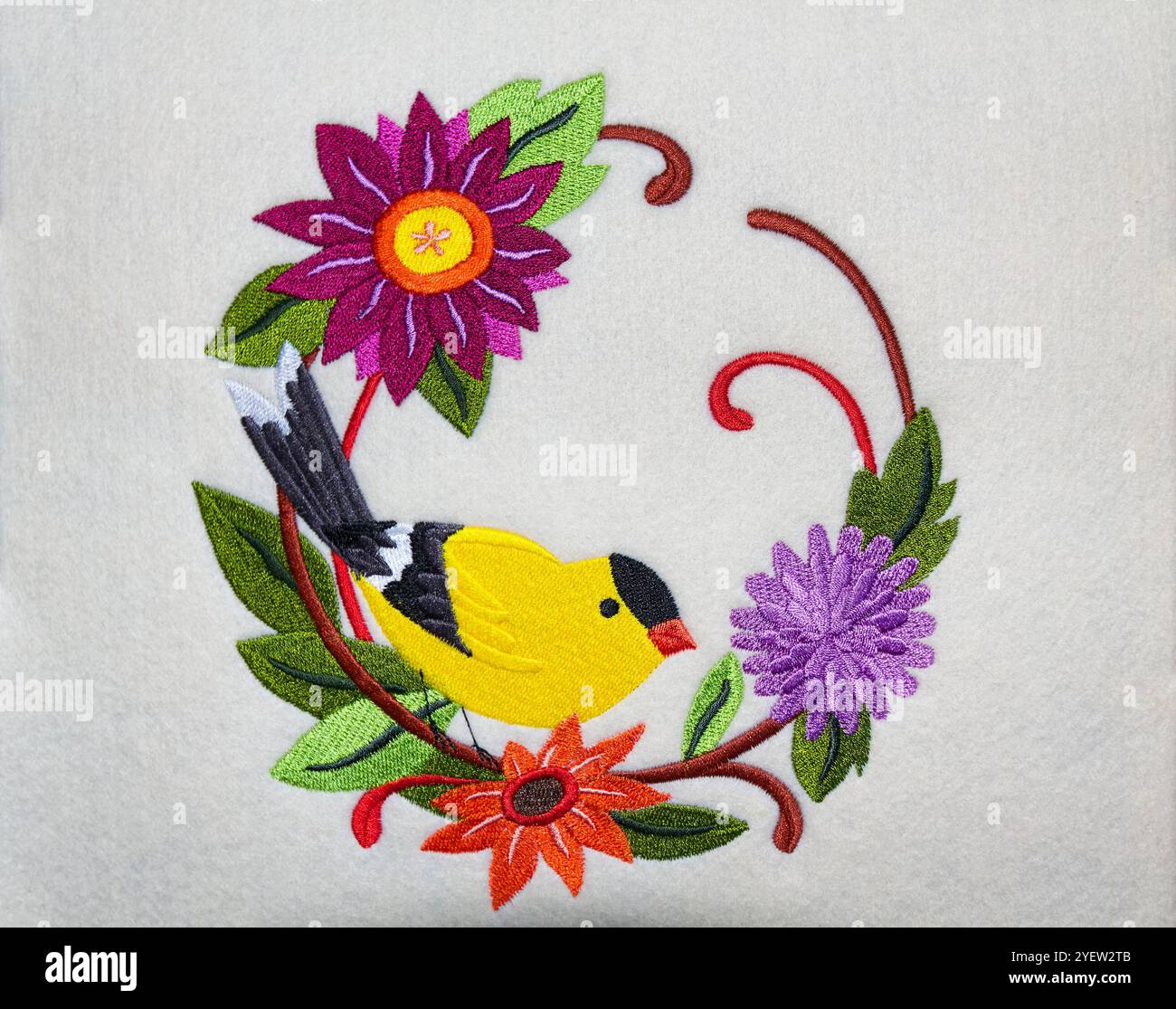 ricamo, uccello, goldfinch, corona, 3 fiori autunnali, colorato, artigianale, cucito, feltro, decorazione, PR Foto Stock