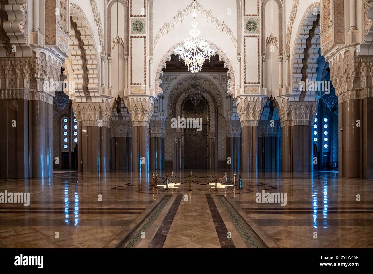 Casablanca, Marocco - 25 marzo 2024: Interno della famosa seconda moschea di Hassan durante una giornata di pioggia Foto Stock