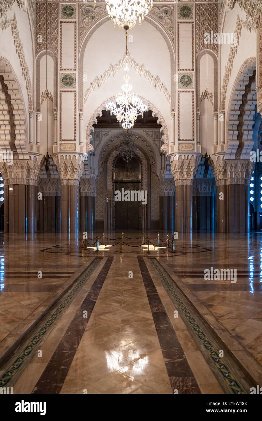 Casablanca, Marocco - 25 marzo 2024: Interno della famosa seconda moschea di Hassan durante una giornata di pioggia Foto Stock