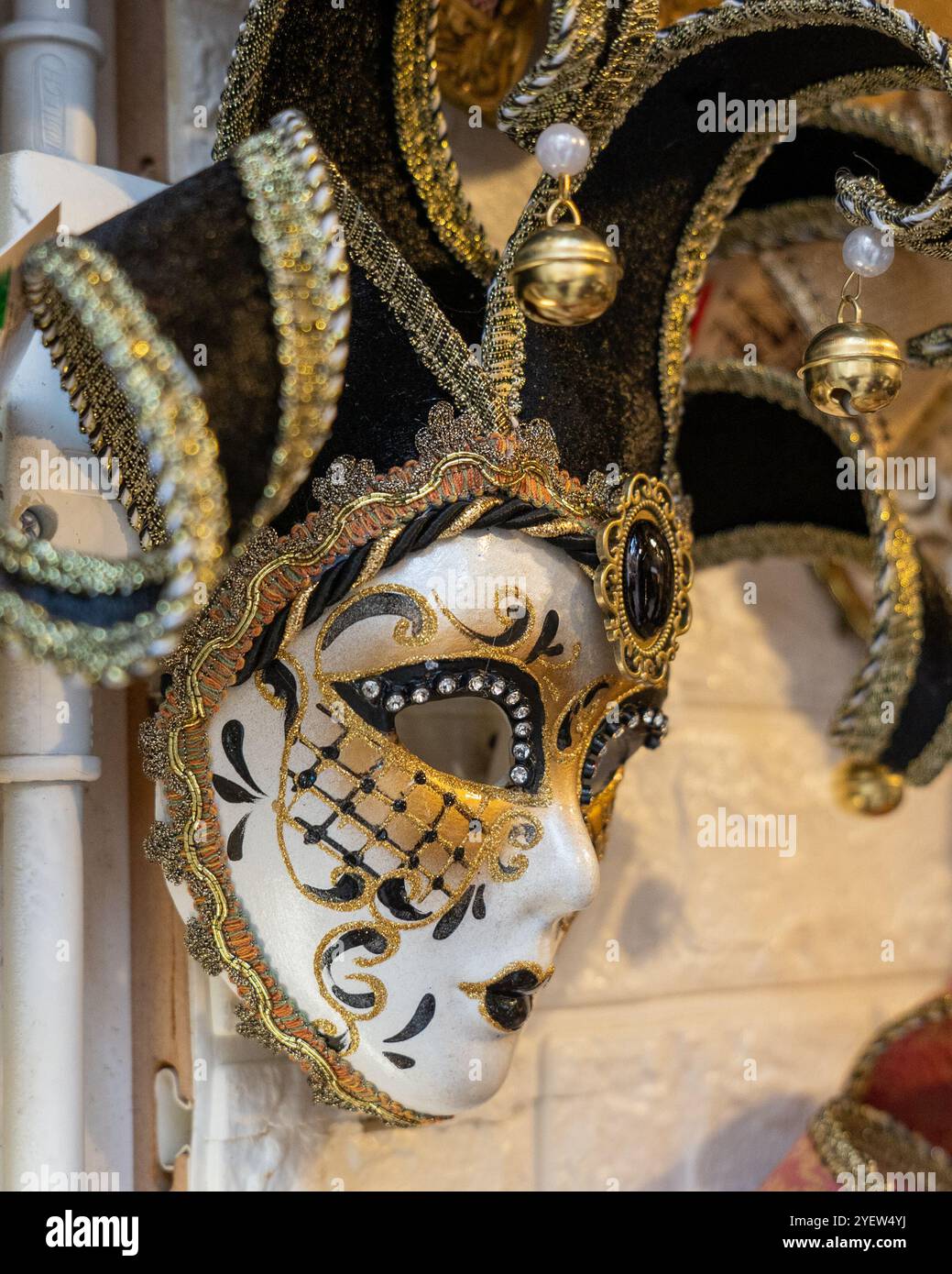 Venezia, vento – IT – 14 ottobre 2024 Una bellissima maschera veneziana di carnevale decorata con dettagli dorati, accenti neri e gioielli scintillanti. Il je Foto Stock