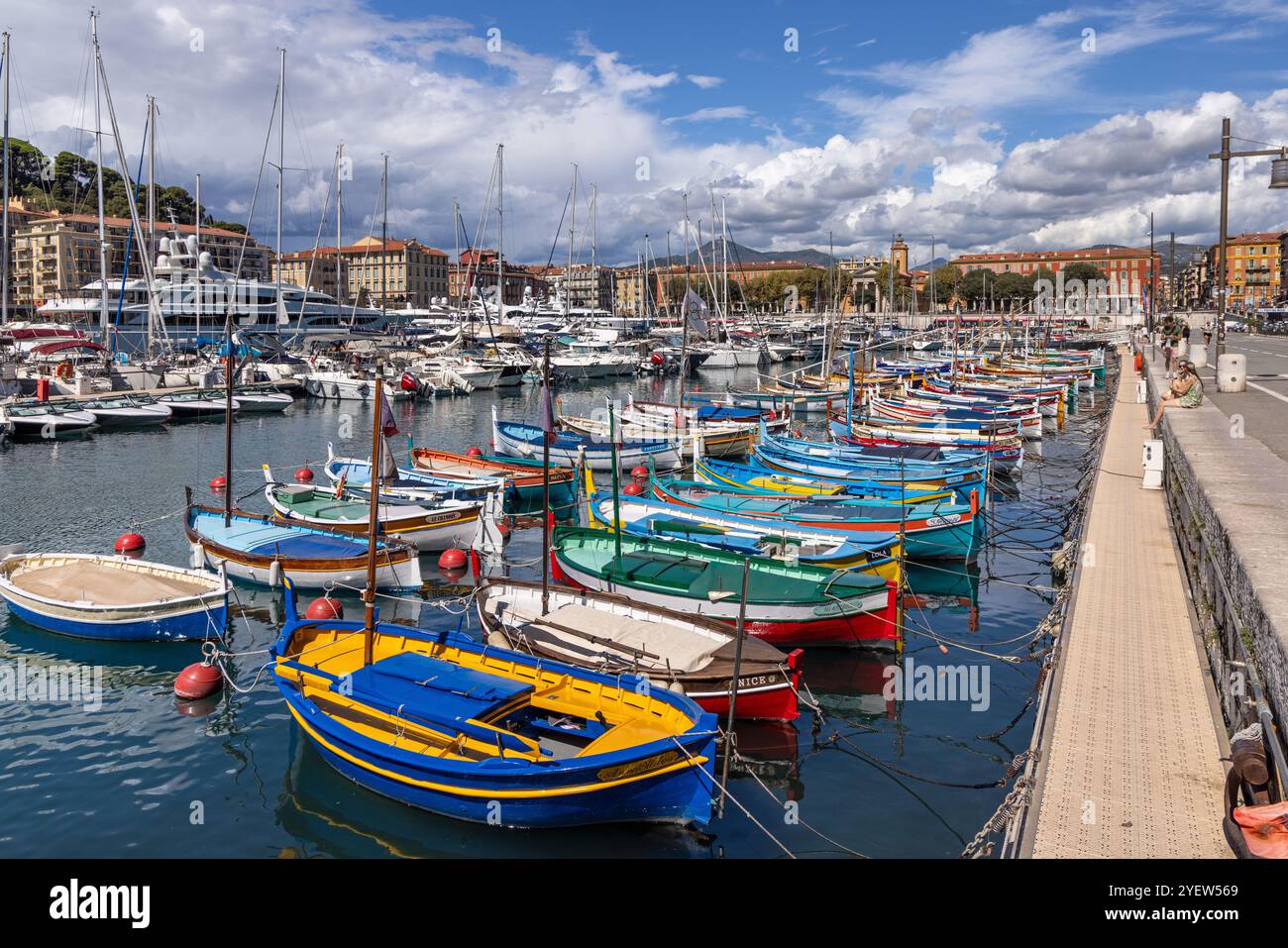 Barche da pesca colorate e luminose ormeggiate nel porto di Nizza, Costa Azzurra, Alpi-Côte Azzurra, Francia meridionale Foto Stock