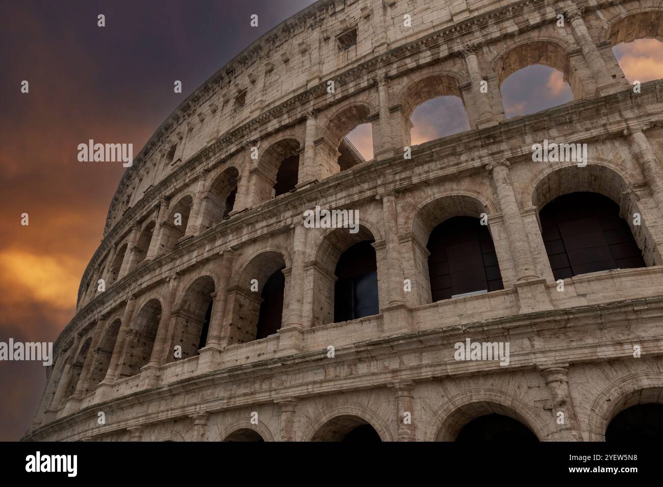 Anfiteatro del Colosseo sotto un cielo lunare a Roma Foto Stock