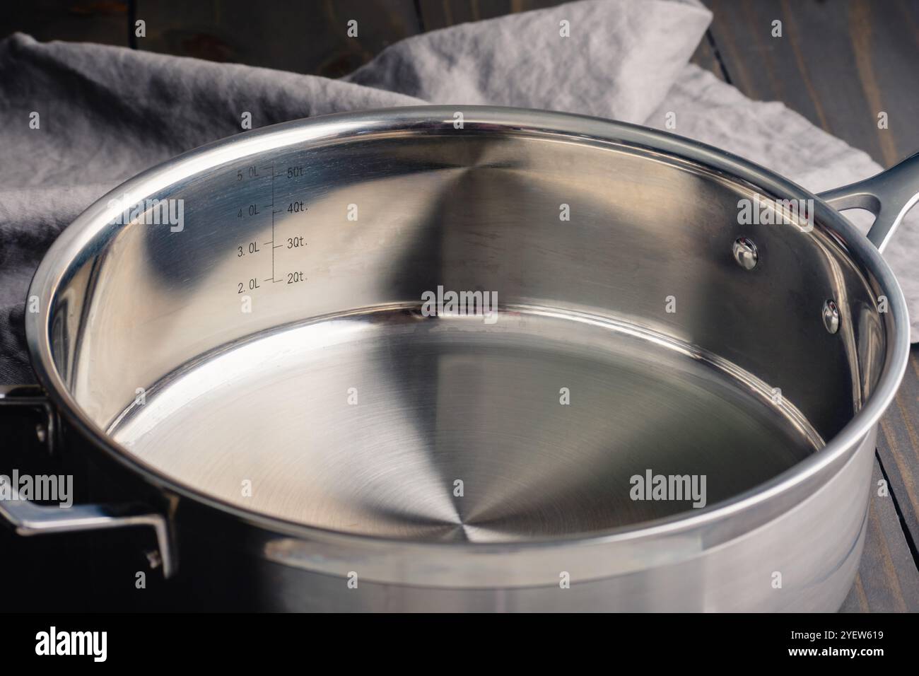 Vista ravvicinata di una cassa vuota: Piatto in acciaio inox poco profondo con lati verticali e impugnature rivettate Foto Stock