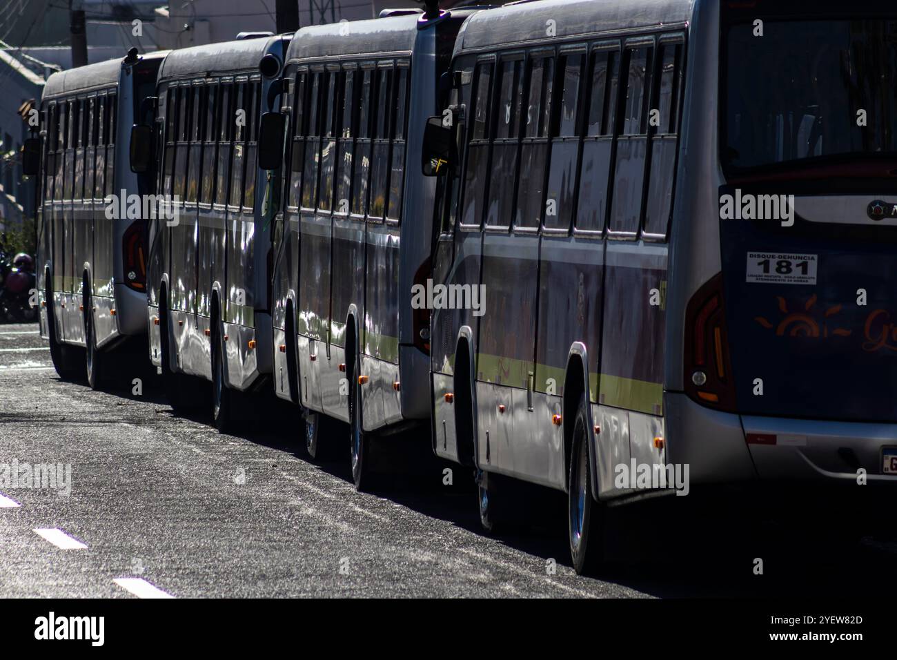 Marilia, SP, Brasile, 19 maggio 2023. La coda degli autobus si fermò in attesa di essere operata su una strada vicino al terminal degli autobus nella città di Marilia in un morni Foto Stock