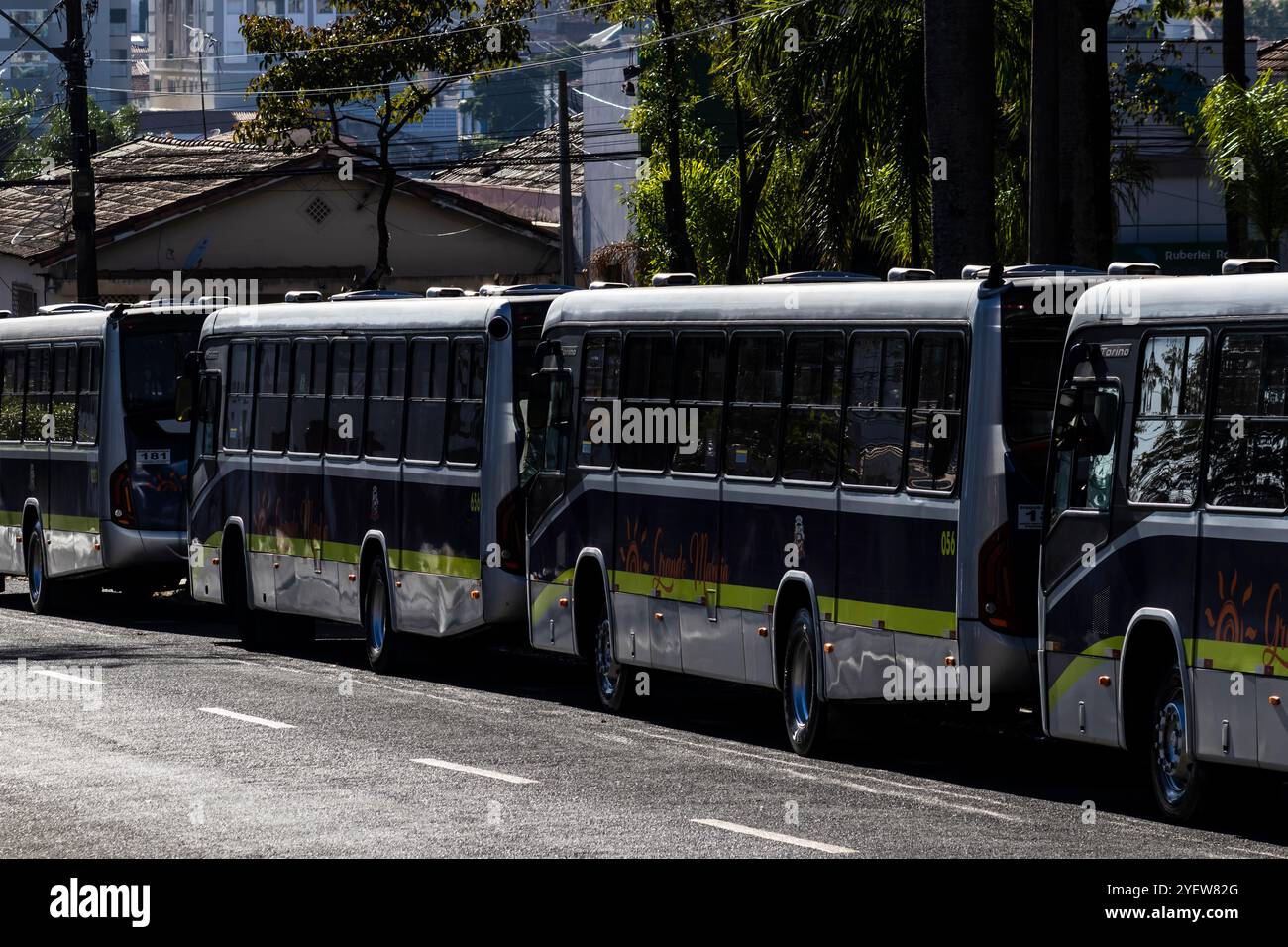Marilia, SP, Brasile, 19 maggio 2023. La coda degli autobus si fermò in attesa di essere operata su una strada vicino al terminal degli autobus nella città di Marilia in un morni Foto Stock
