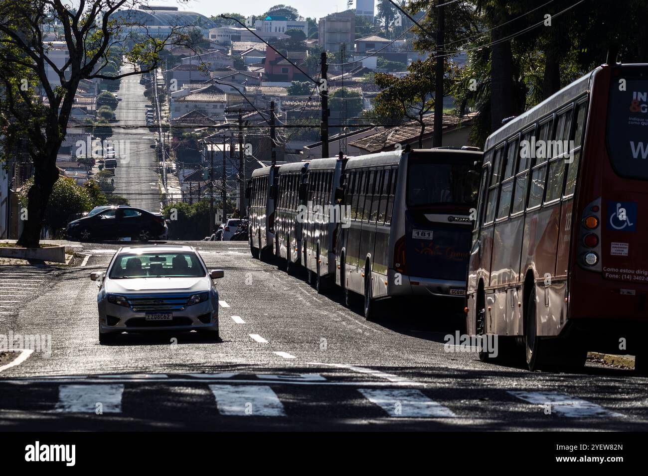 Marilia, SP, Brasile, 19 maggio 2023. La coda degli autobus si fermò in attesa di essere operata su una strada vicino al terminal degli autobus nella città di Marilia in un morni Foto Stock