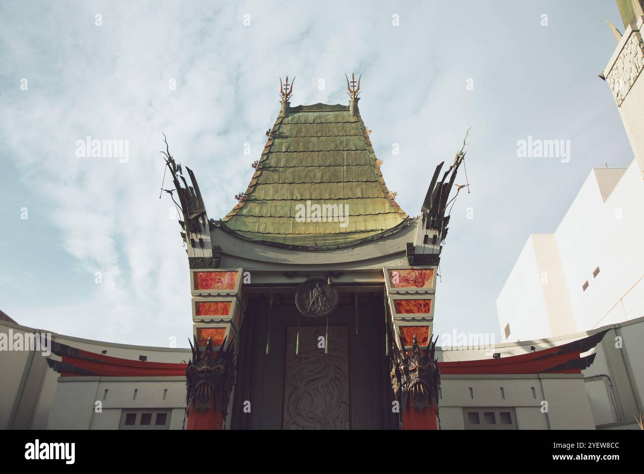 Los Angeles, California, Stati Uniti - 05-20-2022: Una vista della parte superiore dell'architettura del TCL Chinese Theater di Hollywood. Foto Stock