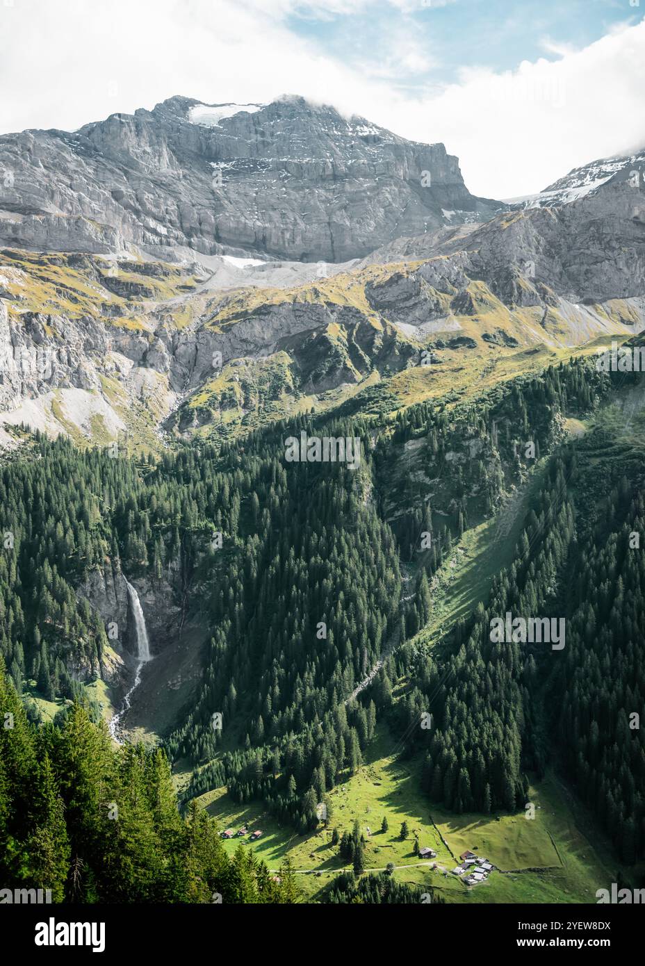 Valle di Schächen - vista dal passo di chiusa. Staubenfall ( Stäubifall ) cascata nella foresta di montagna nell'angolo in basso a sinistra. Foto Stock