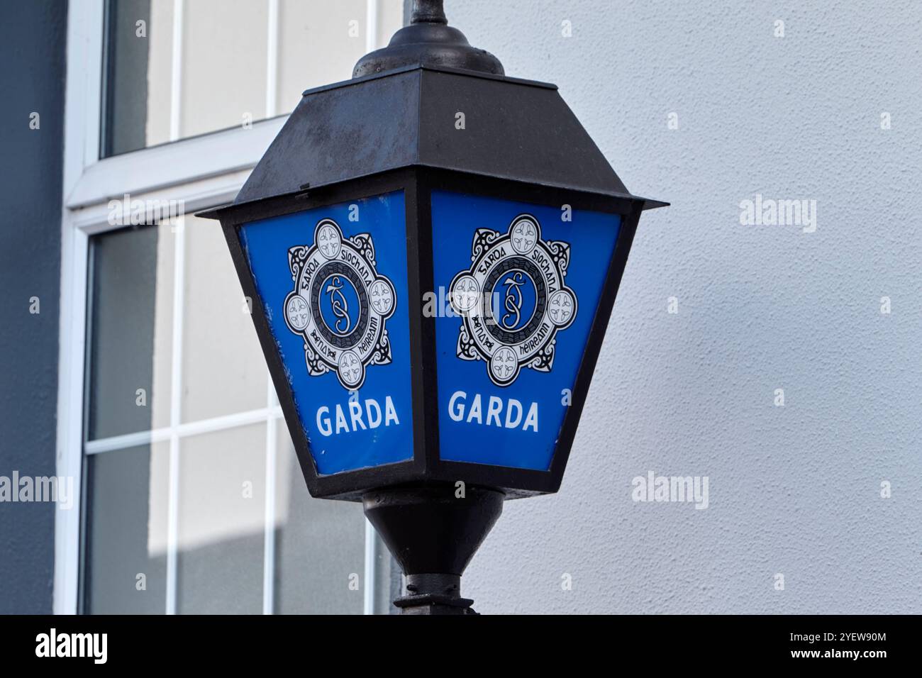 garda lampada blu della polizia irlandese fuori dalla stazione di polizia di Cong, contea di mayo, repubblica d'irlanda Foto Stock