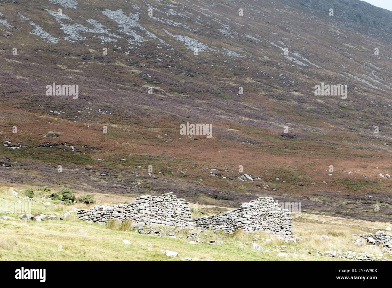 Al di sotto di slievemore, il villaggio abbandonato rovina l'isola di Achill, la contea di mayo, repubblica d'irlanda Foto Stock