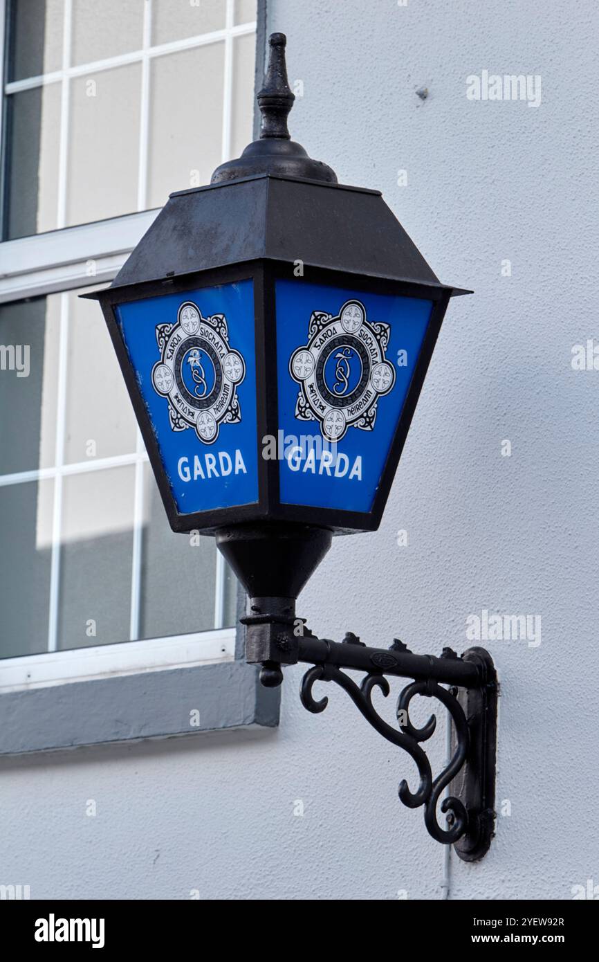 garda lampada blu della polizia irlandese fuori dalla stazione di polizia di Cong, contea di mayo, repubblica d'irlanda Foto Stock