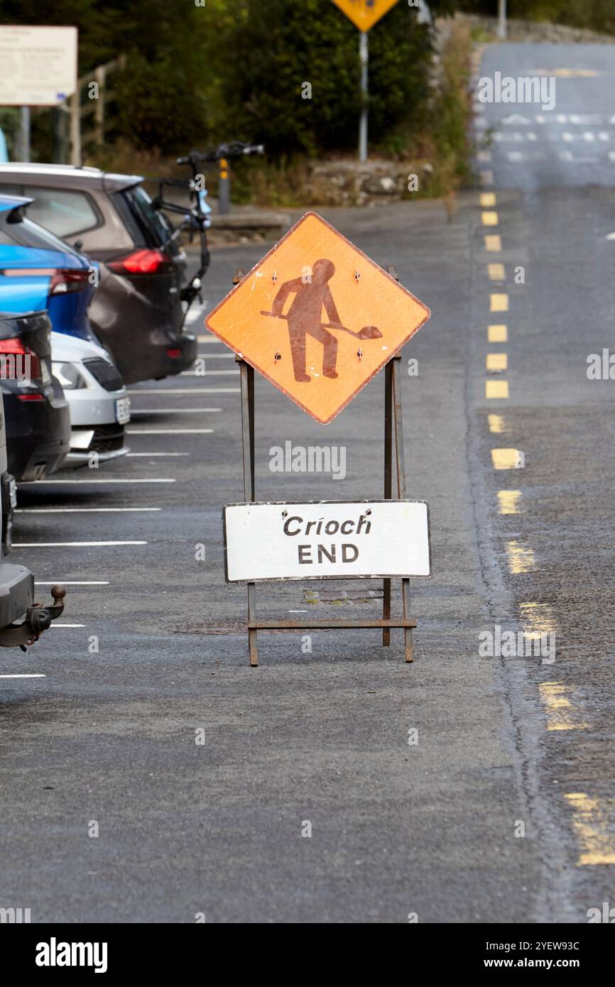 fine dei lavori stradali, cartello stradale arancione con il diamante sul lato della strada, contea di galway, repubblica d'irlanda Foto Stock