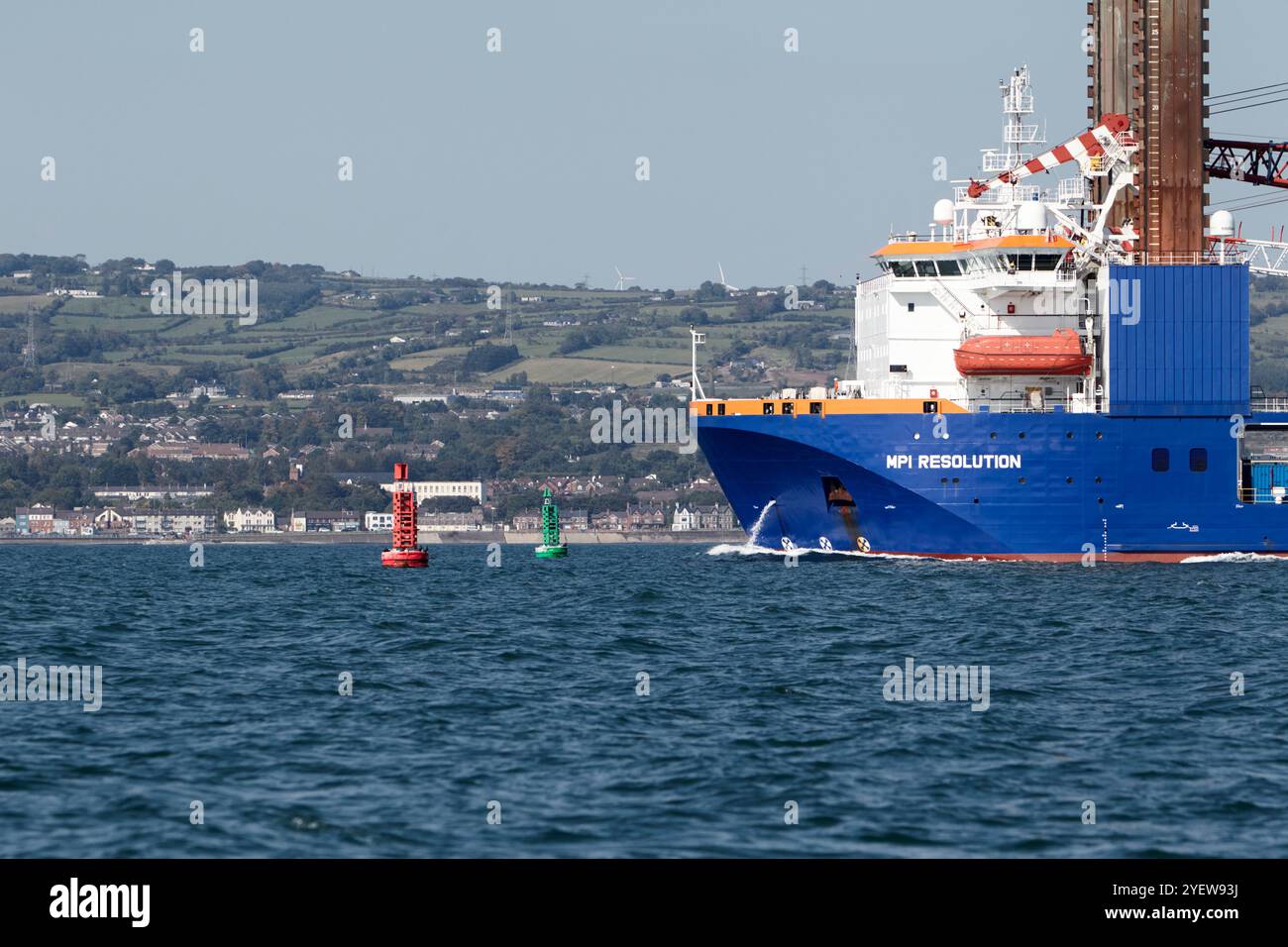 nave per l'installazione di turbine eoliche con risoluzione mpi che entra nel canale di spedizione con marcatori rossi e verdi belfast lough, irlanda del nord, regno unito Foto Stock
