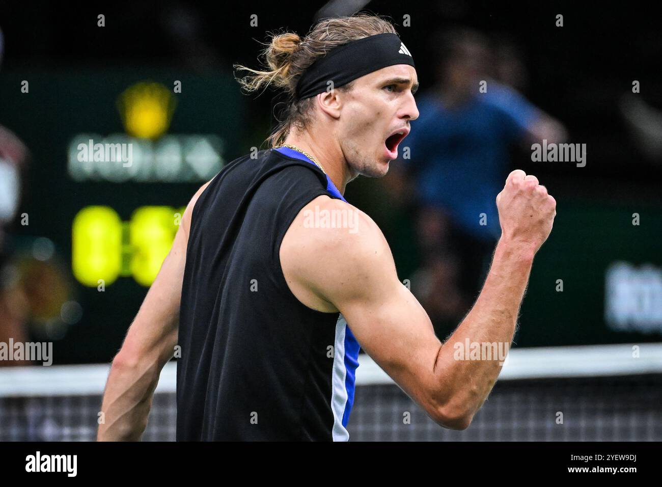 Parigi, Francia, Francia. 1 novembre 2024. ALEXANDER ZVEREV, tedesco, celebra il suo punto di vista durante la quinta giornata del torneo Rolex Paris Masters 1000 all'Accor Arena di Parigi. Zverev superò S. Tsitsipas per entrare in semifinale con una vittoria per 7-5, 6-4. (Credit Image: © Matthieu Mirville/ZUMA Press Wire) SOLO PER USO EDITORIALE! Non per USO commerciale! Foto Stock