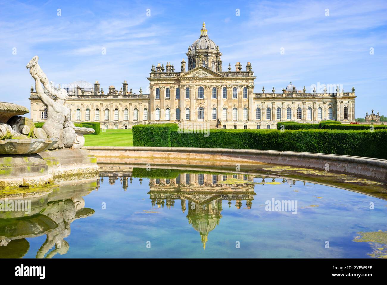 Castle Howard Yorkshire Atlas Fountain and Reflection - Castle Howard è una casa di campagna inglese nel North Yorkshire Inghilterra Regno Unito Europa Foto Stock