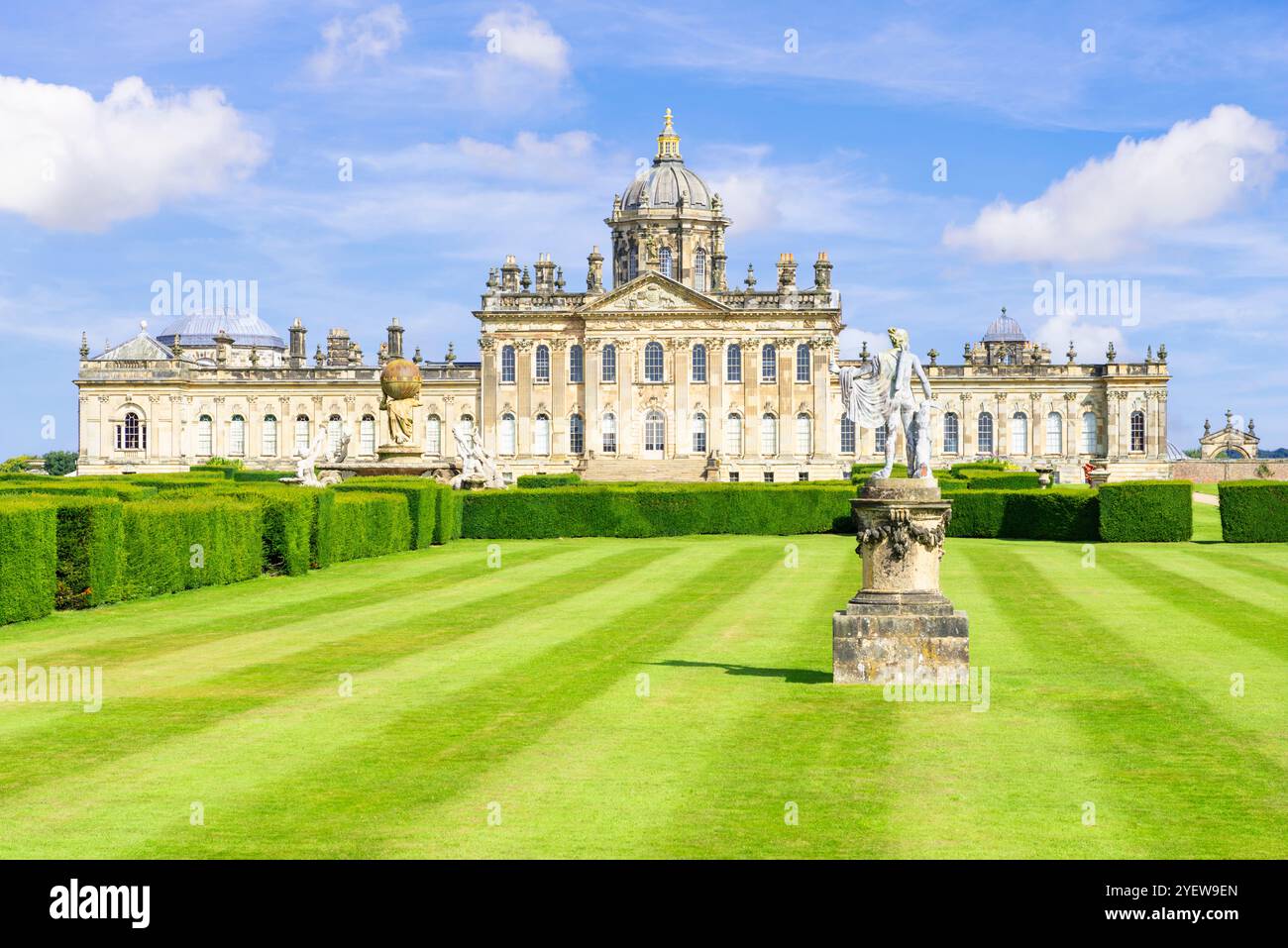 Castle Howard Yorkshire statua sul prato sud - Castle Howard è una casa di campagna inglese nel North Yorkshire Inghilterra Regno Unito Europa Foto Stock