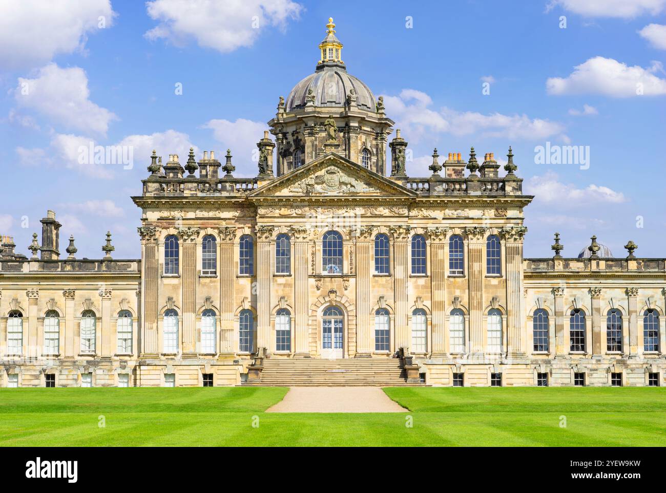Castle Howard Yorkshire South Face and Lawns - Castle Howard è una casa di campagna inglese situata nel North Yorkshire Inghilterra Regno Unito Europa Foto Stock