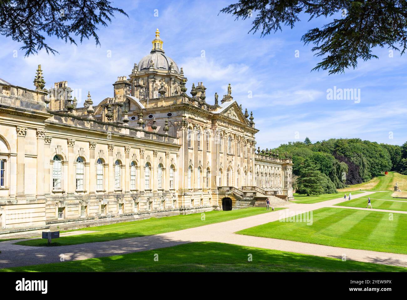 Castle Howard Yorkshire South Face and Lawns - Castle Howard è una casa di campagna inglese situata nel North Yorkshire Inghilterra Regno Unito Europa Foto Stock