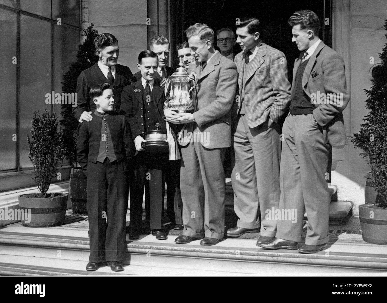 Il capitano dei Wolverhampton Wanderers Billy Wright mostra i facchini dell'hotel fa Cup e un uomo della ferrovia mentre lasciano l'hotel Cafe Royal nel 1949 con Johnny Hancocks, Bill Shorthouse Foto Stock