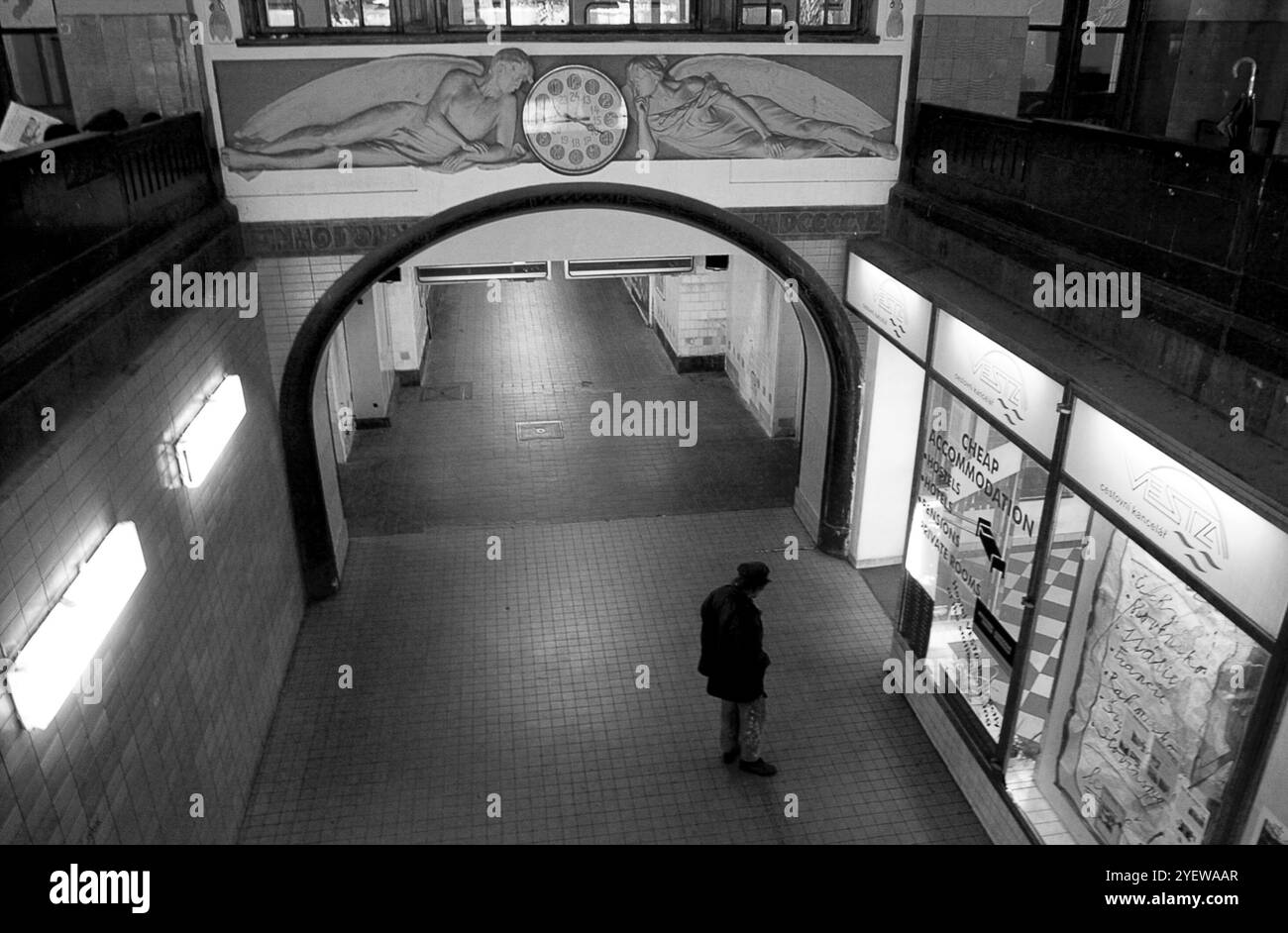 Praga il passaggio della stazione ferroviaria Hlavni Nadrazi nei negozi della metropolitana della Repubblica Ceca, nella foto del 2001 Foto Stock