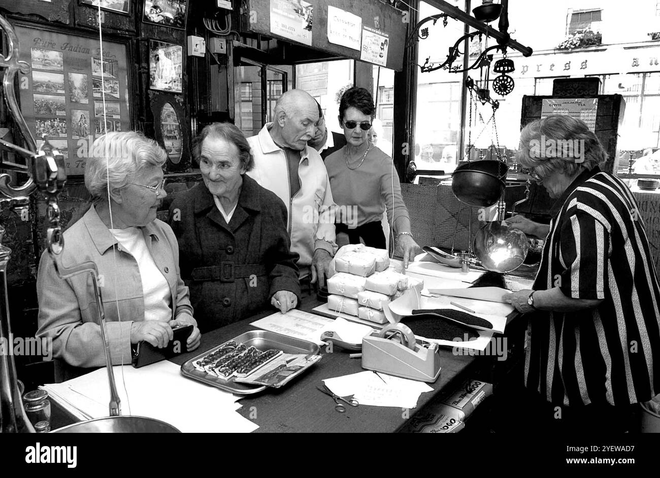 Anne Parkes serve caffè e tè miscelati a mano allo Snapes di Queen Street, Wolverhampton, poco prima della chiusura nell'agosto 2002 Foto Stock