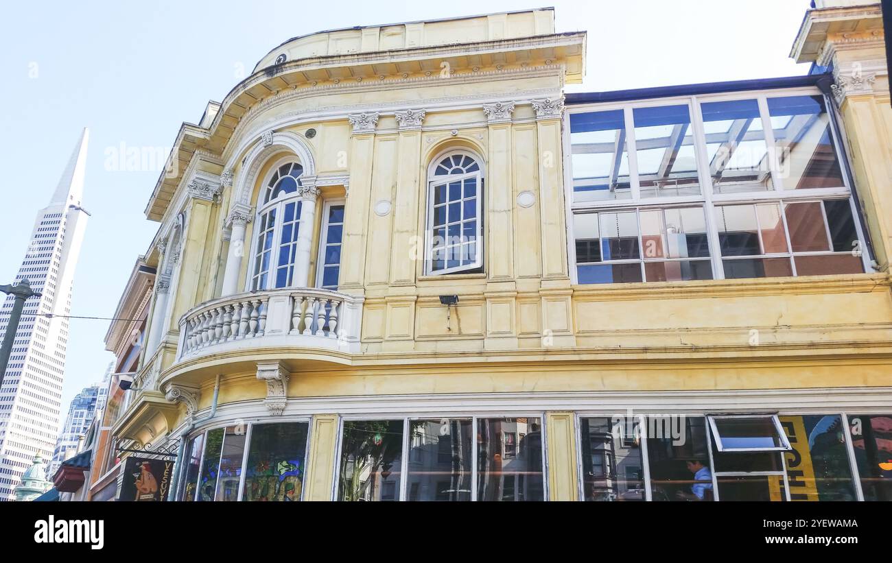 San Francisco, California, Stati Uniti - 08-14-2017: Una vista dell'edificio del Vesuvio Cafe. Foto Stock